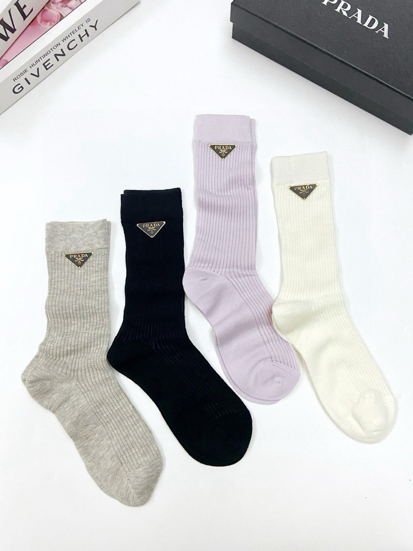  配包装
🌟【一盒4 双】
🌟Prada 普拉达 经典字母logo 超薄无骨中筒袜，纯棉 条纹小腿袜 堆