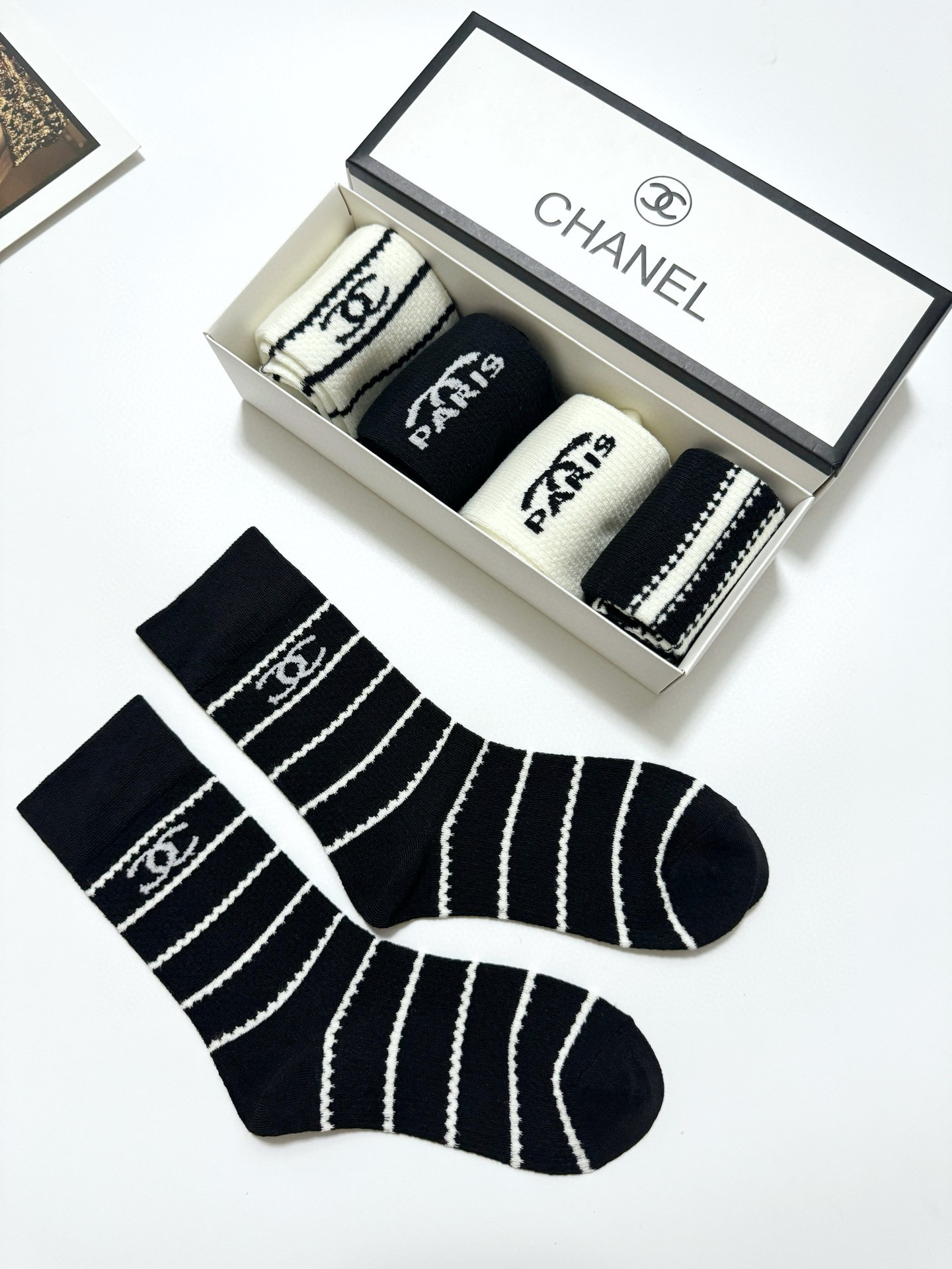  配包装
🌟【一盒5双】
 🌟Chanel 香奈儿 经典字母logo纯棉 中筒袜  ins超火爆红人同款