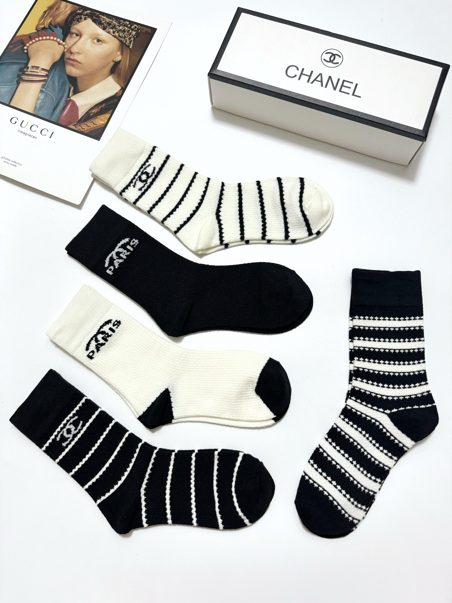  配包装
🌟【一盒5双】
 🌟Chanel 香奈儿 经典字母logo纯棉 中筒袜  ins超火爆红人同款