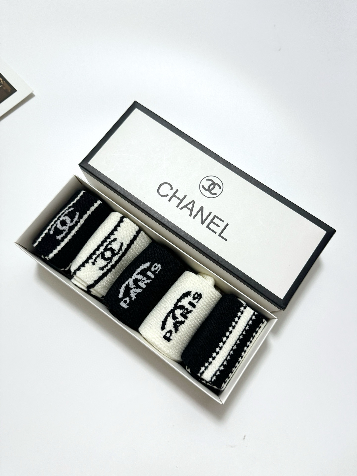  配包装
🌟【一盒5双】
 🌟Chanel 香奈儿 经典字母logo纯棉 中筒袜  ins超火爆红人同款