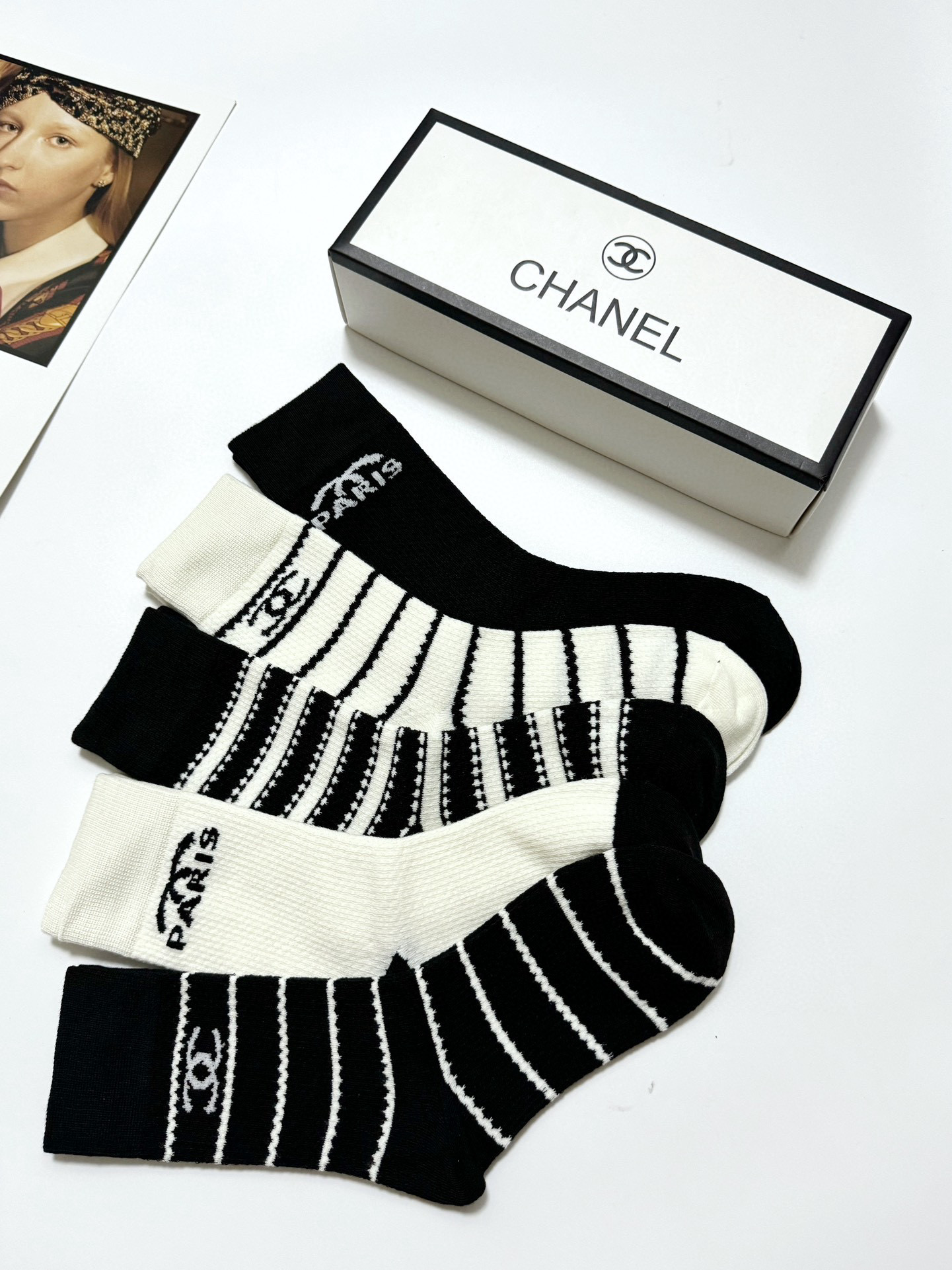  配包装
🌟【一盒5双】
 🌟Chanel 香奈儿 经典字母logo纯棉 中筒袜  ins超火爆红人同款