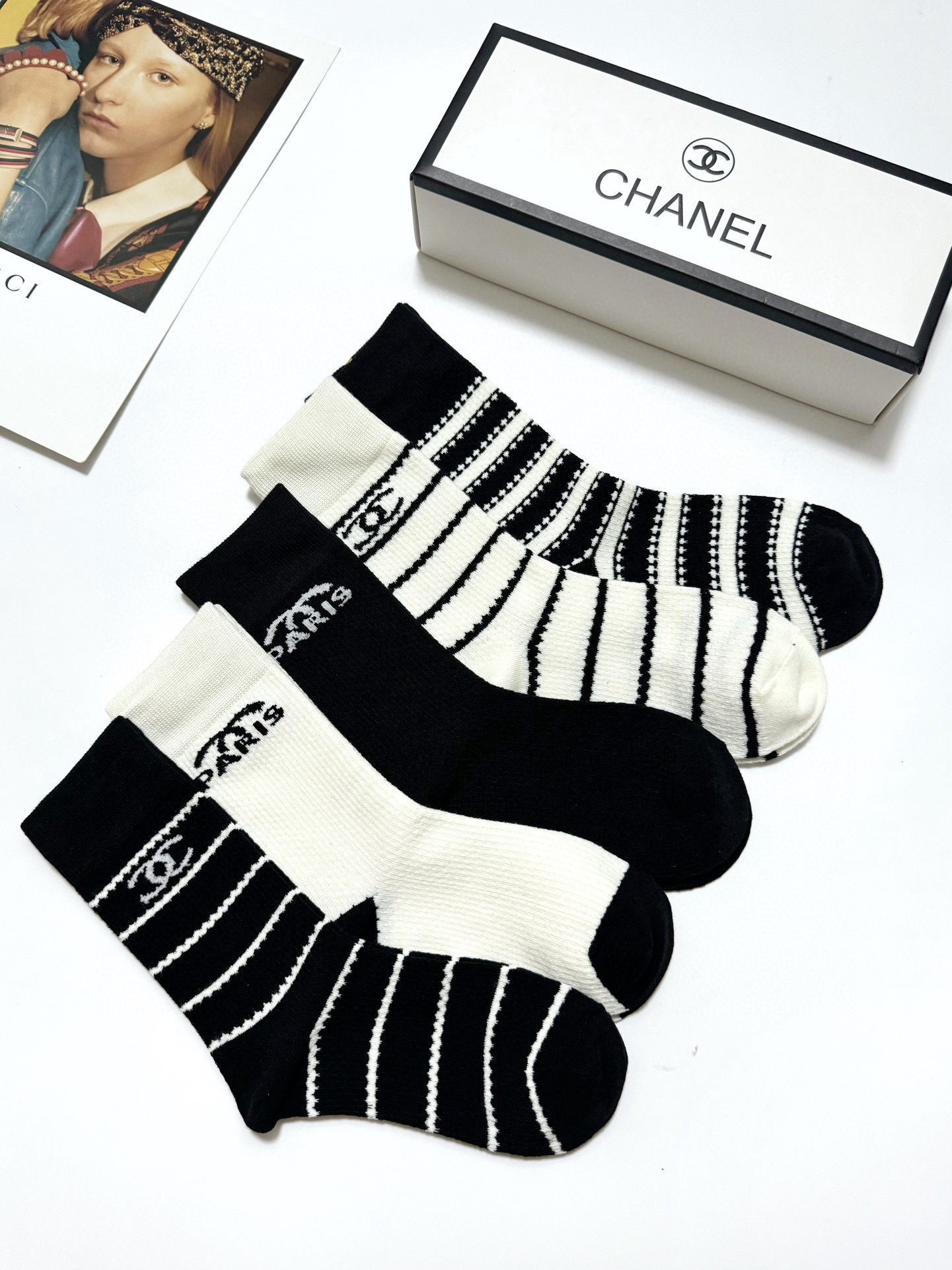  配包装
🌟【一盒5双】
 🌟Chanel 香奈儿 经典字母logo纯棉 中筒袜  ins超火爆红人同款