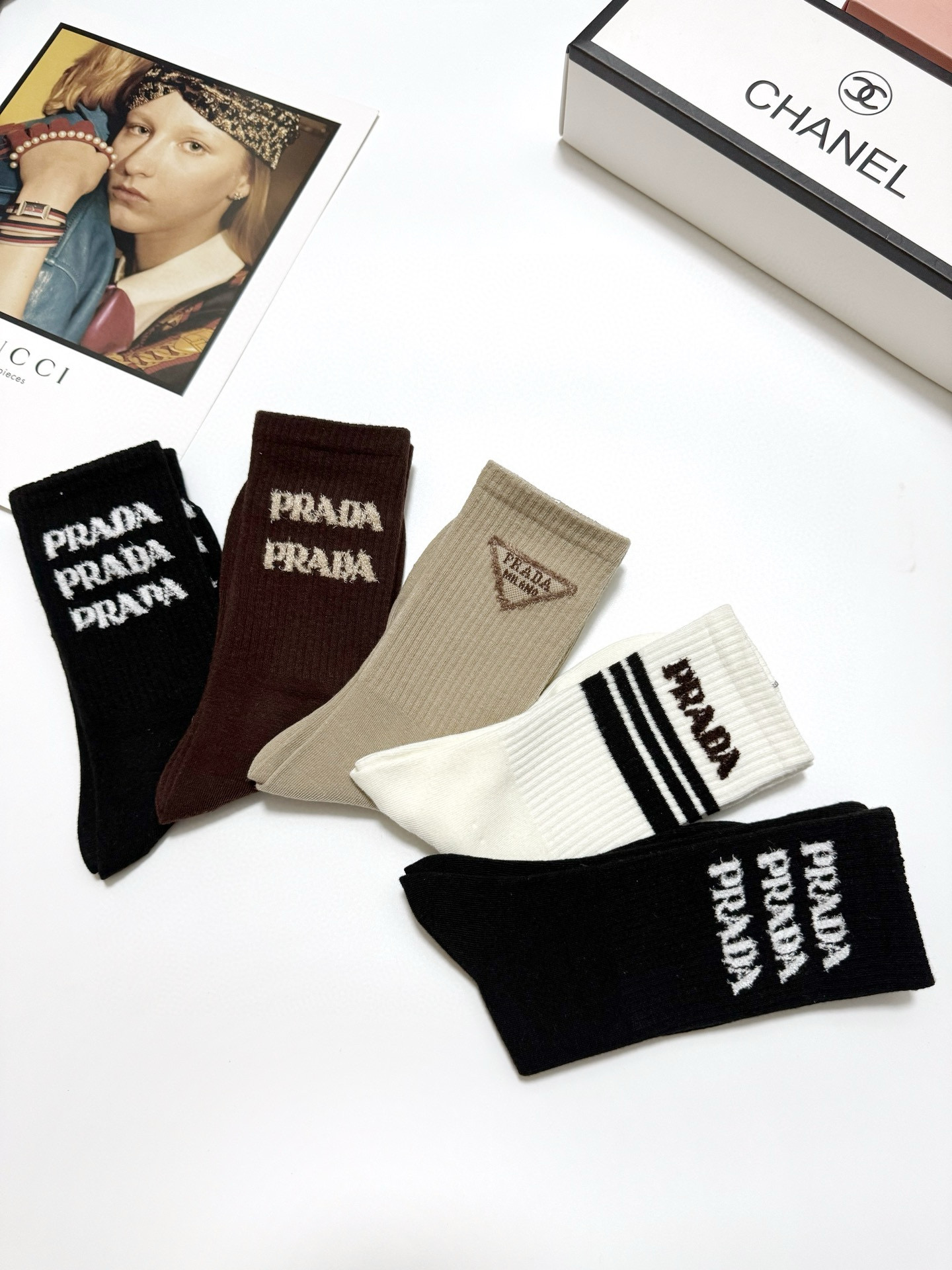   配包装
🌟【一盒5 双】
🌟Prada 普拉达 经典字母 logo羊绒 中筒袜  ！超级软糯亲肤！
