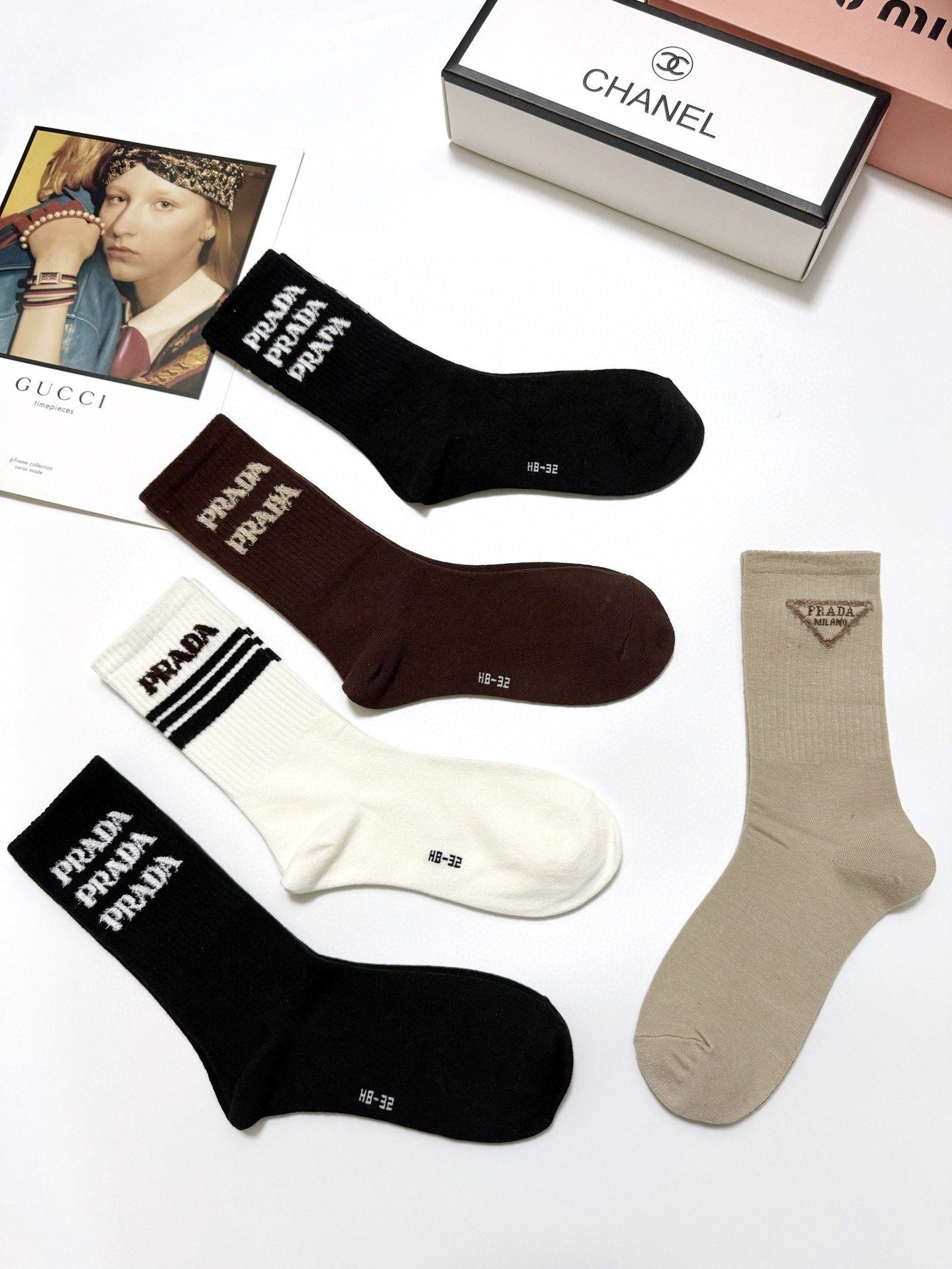   配包装
🌟【一盒5 双】
🌟Prada 普拉达 经典字母 logo羊绒 中筒袜  ！超级软糯亲肤！
