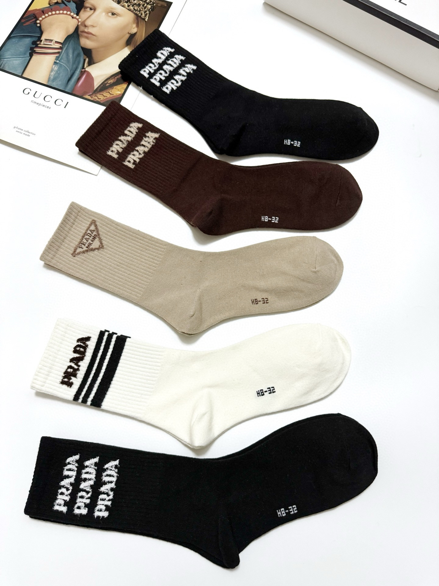   配包装
🌟【一盒5 双】
🌟Prada 普拉达 经典字母 logo羊绒 中筒袜  ！超级软糯亲肤！
