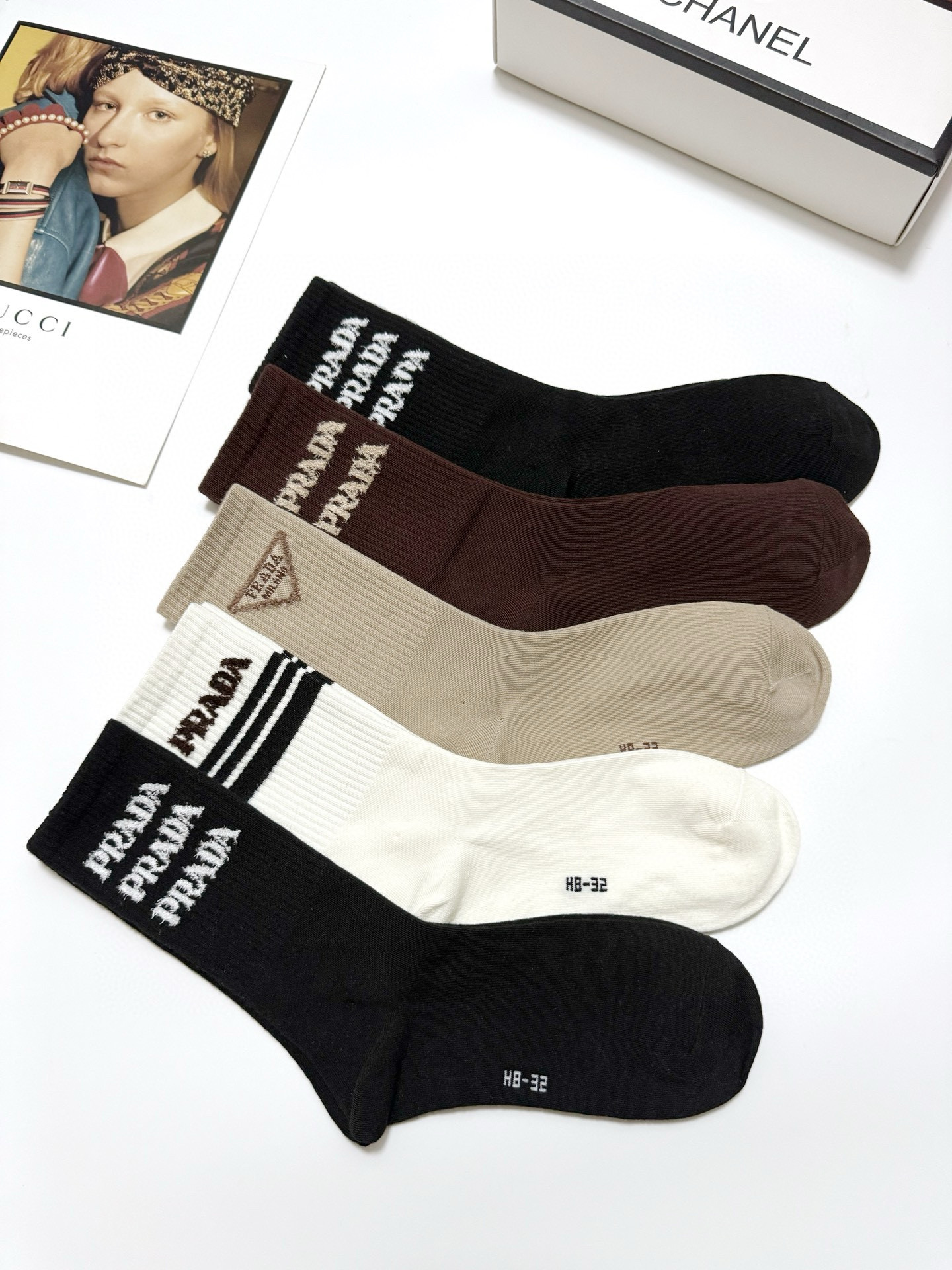   配包装
🌟【一盒5 双】
🌟Prada 普拉达 经典字母 logo羊绒 中筒袜  ！超级软糯亲肤！
