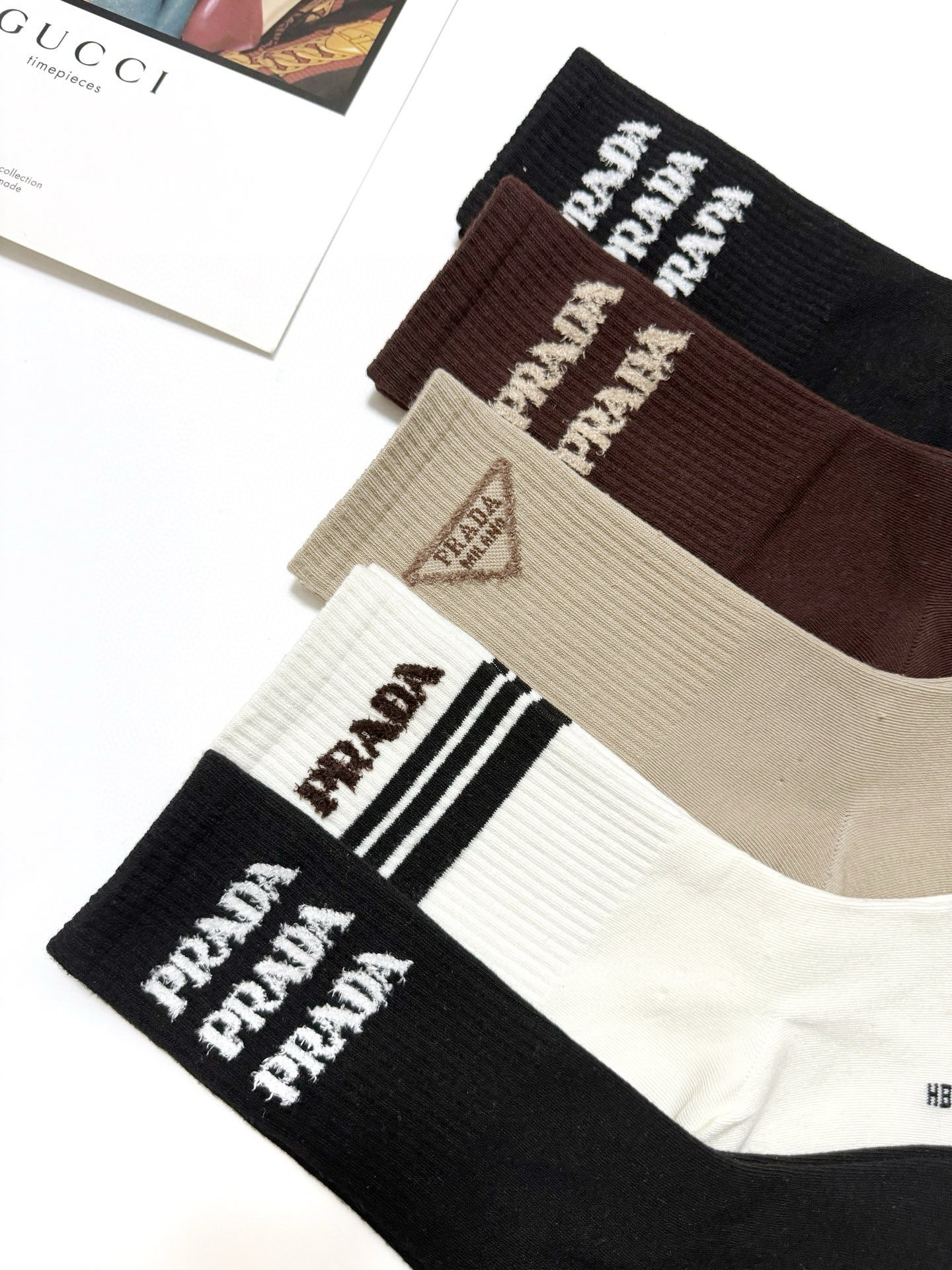   配包装
🌟【一盒5 双】
🌟Prada 普拉达 经典字母 logo羊绒 中筒袜  ！超级软糯亲肤！
