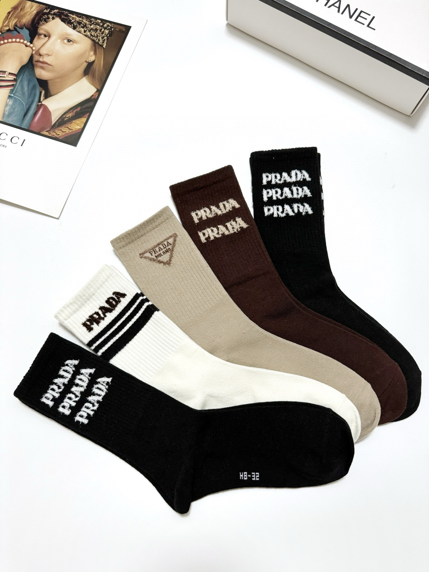   配包装
🌟【一盒5 双】
🌟Prada 普拉达 经典字母 logo羊绒 中筒袜  ！超级软糯亲肤！
