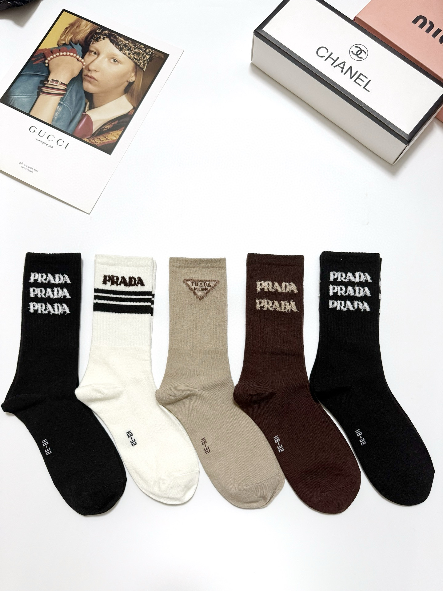   配包装
🌟【一盒5 双】
🌟Prada 普拉达 经典字母 logo羊绒 中筒袜  ！超级软糯亲肤！
