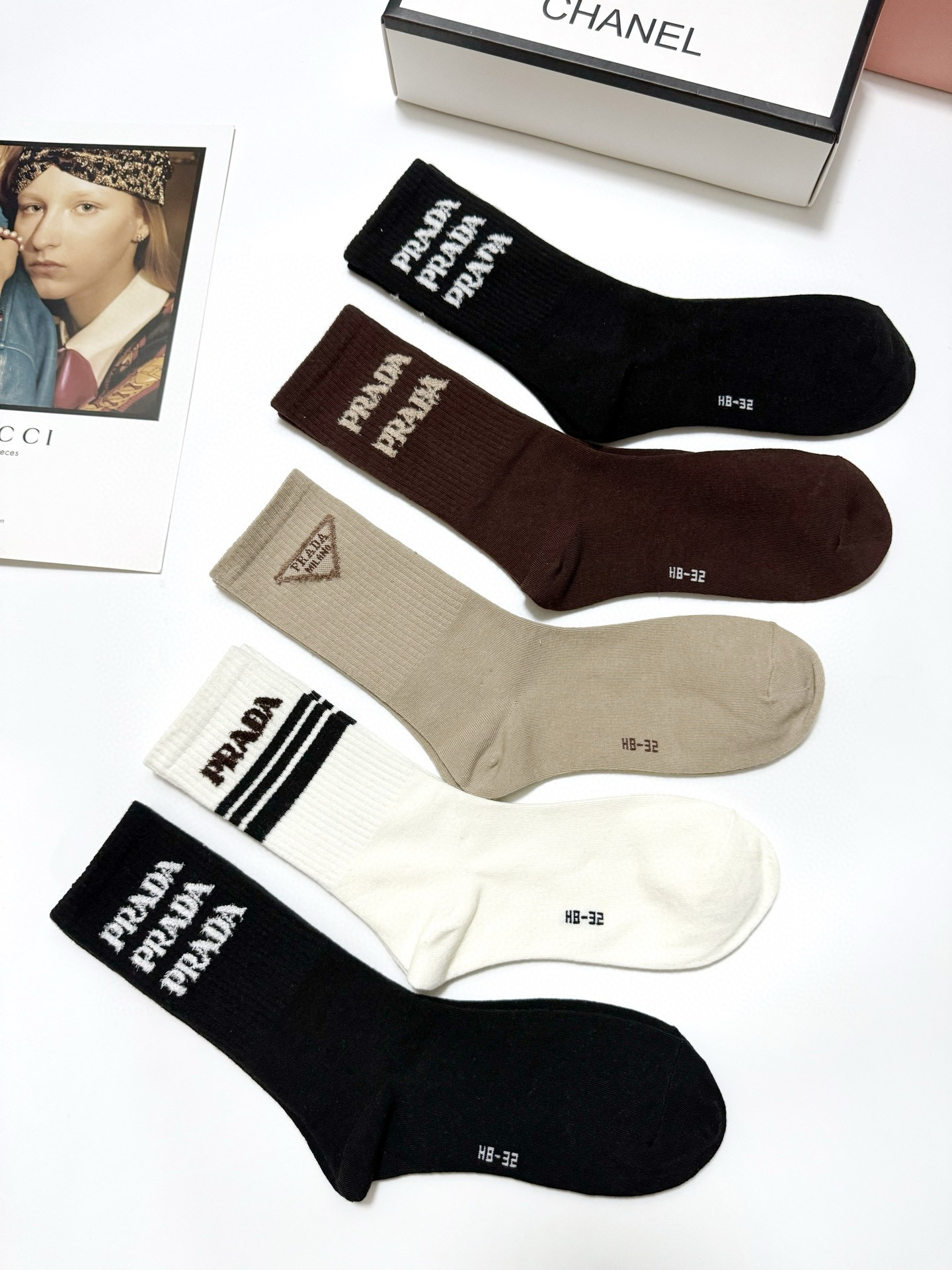   配包装
🌟【一盒5 双】
🌟Prada 普拉达 经典字母 logo羊绒 中筒袜  ！超级软糯亲肤！

