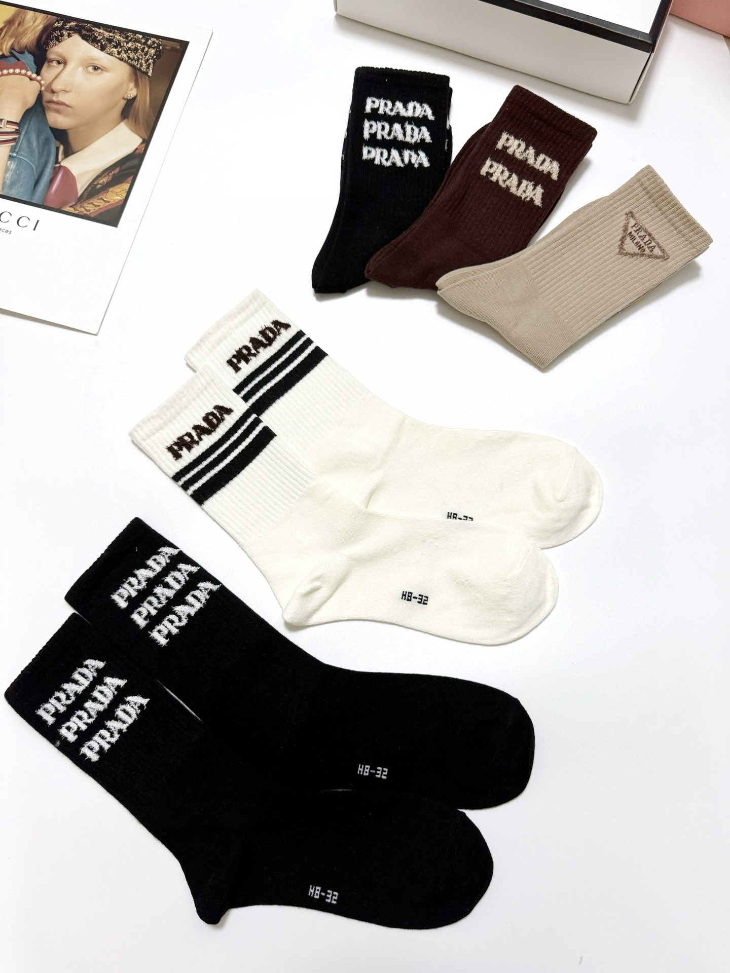   配包装
🌟【一盒5 双】
🌟Prada 普拉达 经典字母 logo羊绒 中筒袜  ！超级软糯亲肤！
