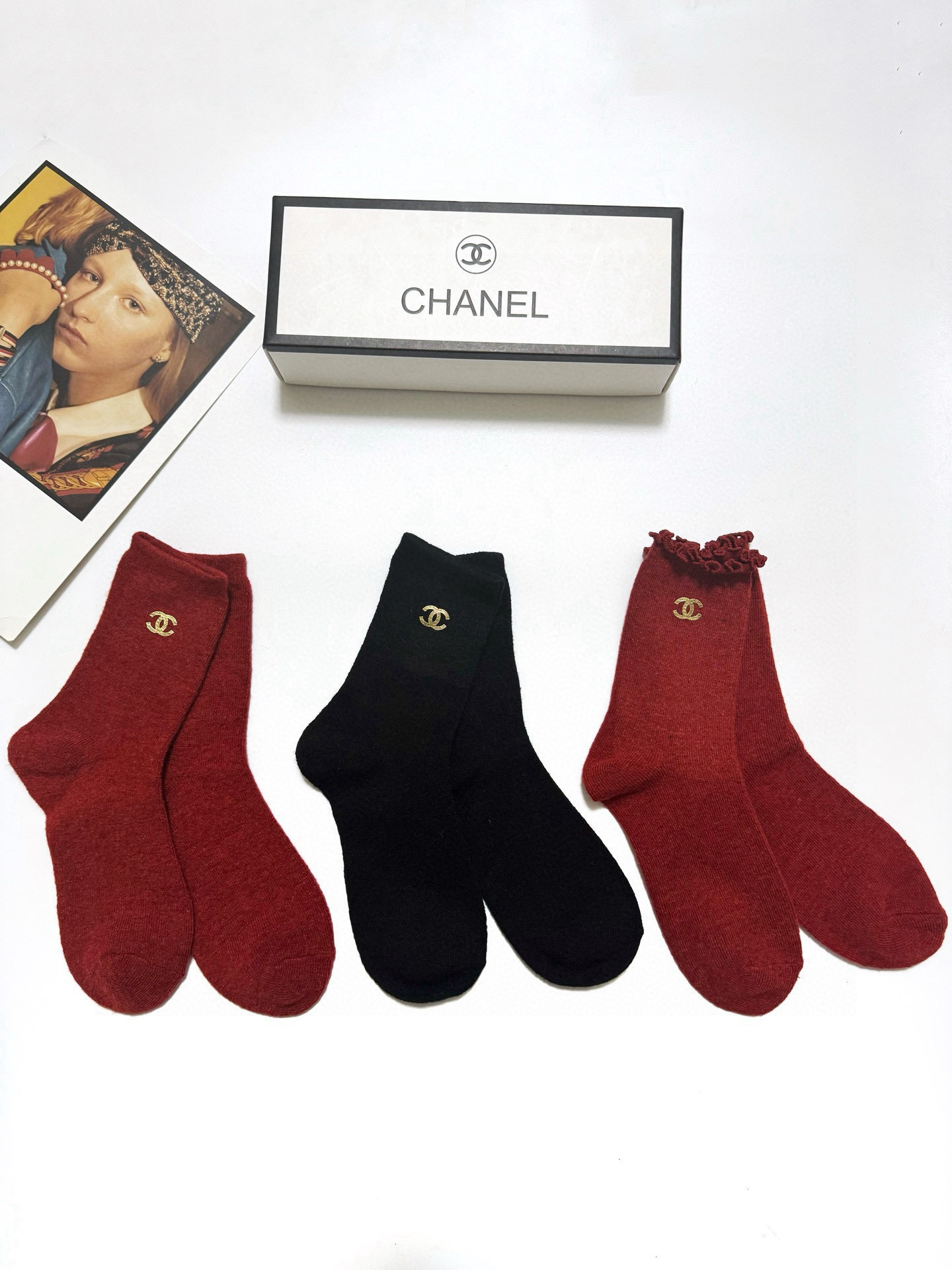  配包装
🌟【一盒3 双】
🌟Chanel 香奈儿 经典字母 logo羊毛 中筒袜  ！超级软糯亲肤！
