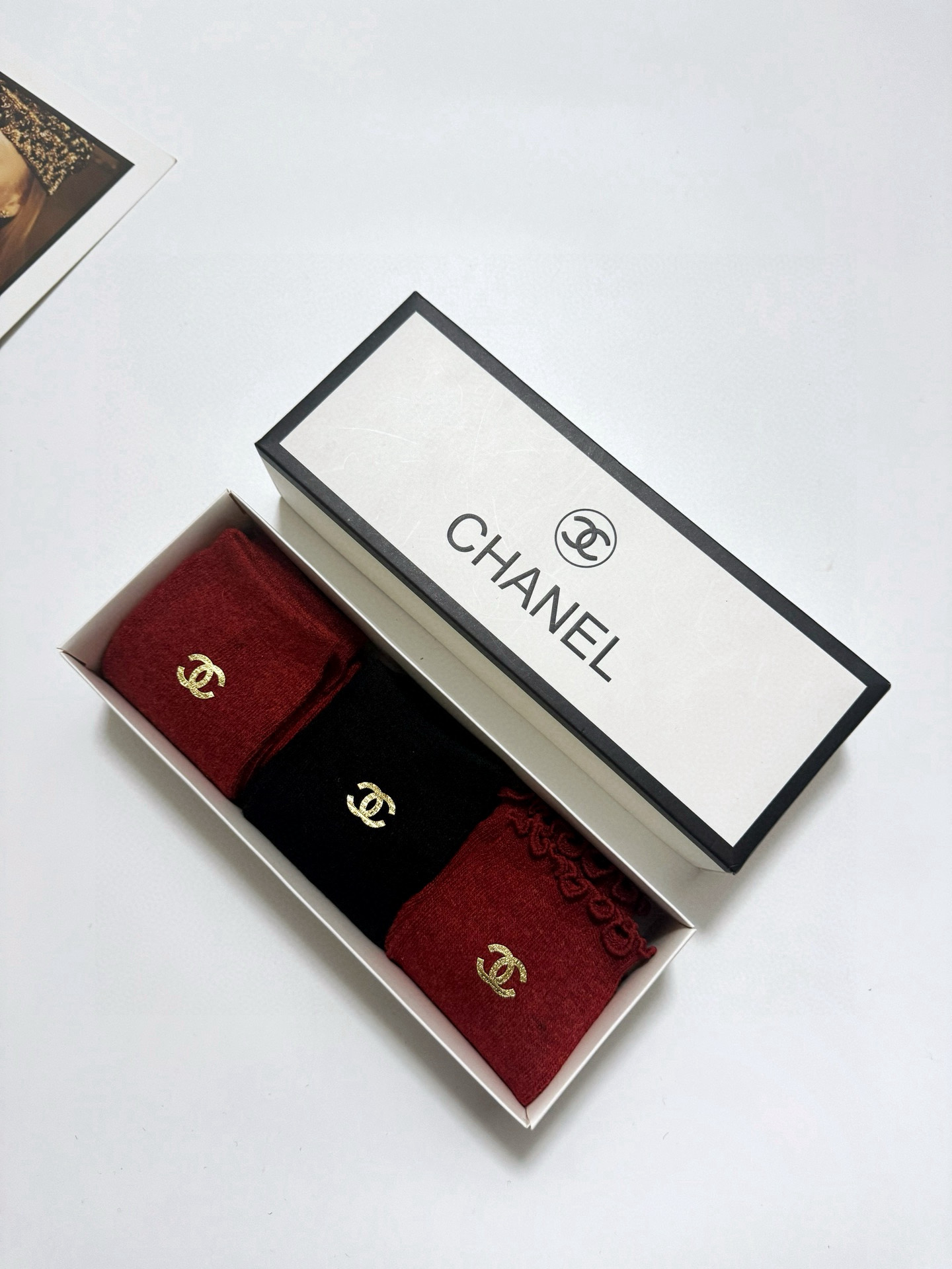  配包装
🌟【一盒3 双】
🌟Chanel 香奈儿 经典字母 logo羊毛 中筒袜  ！超级软糯亲肤！
