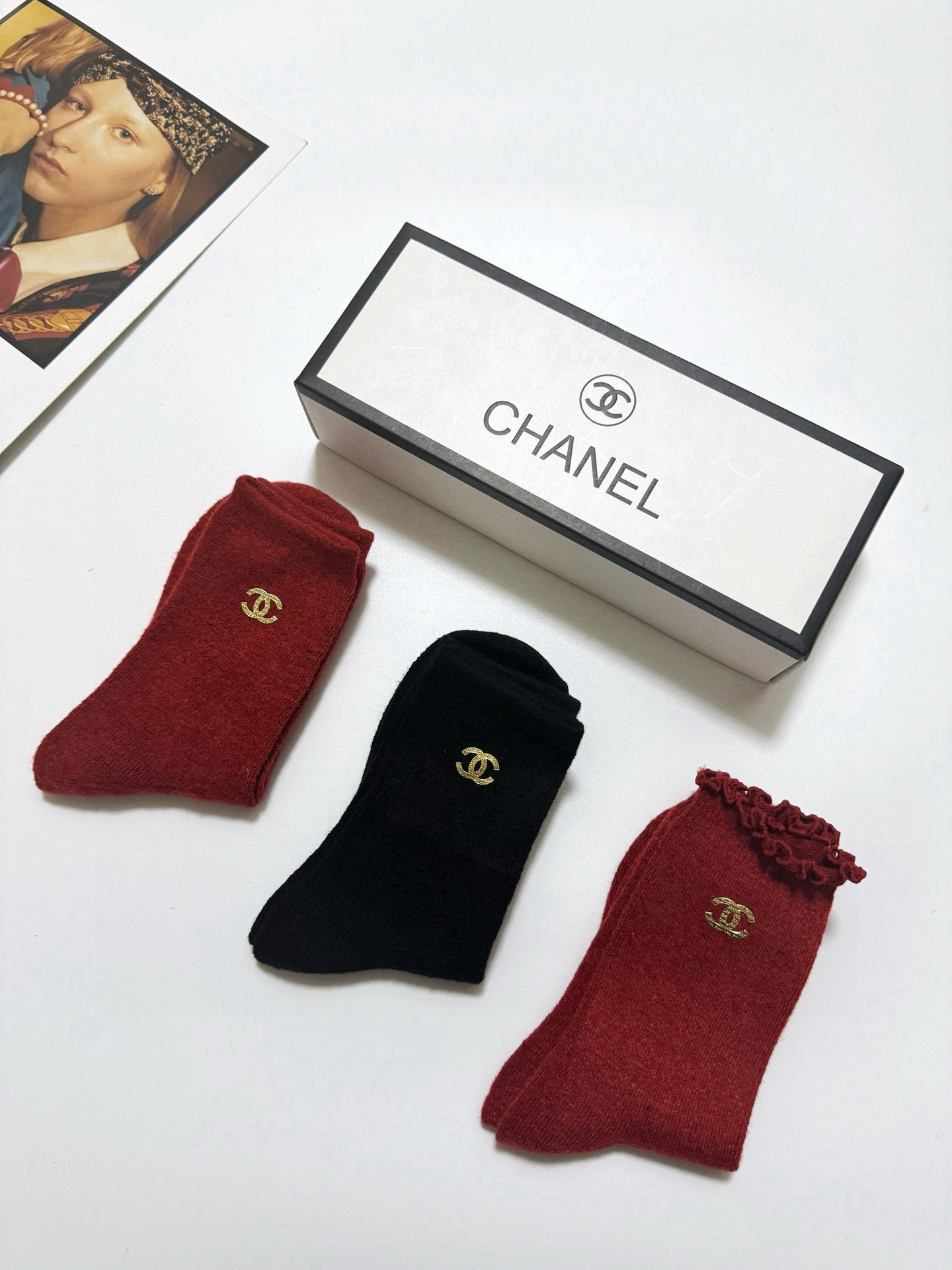  配包装
🌟【一盒3 双】
🌟Chanel 香奈儿 经典字母 logo羊毛 中筒袜  ！超级软糯亲肤！
