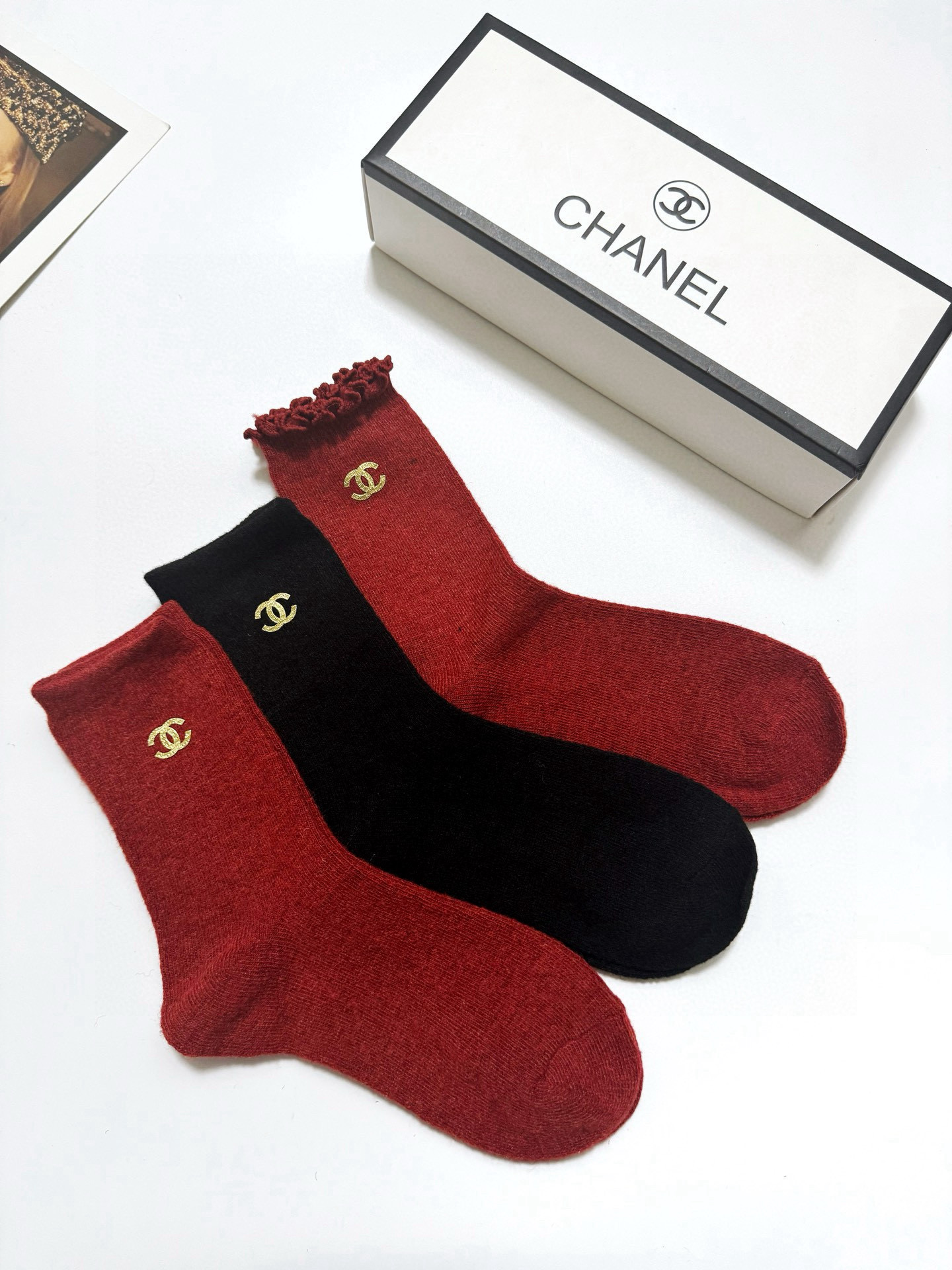  配包装
🌟【一盒3 双】
🌟Chanel 香奈儿 经典字母 logo羊毛 中筒袜  ！超级软糯亲肤！
