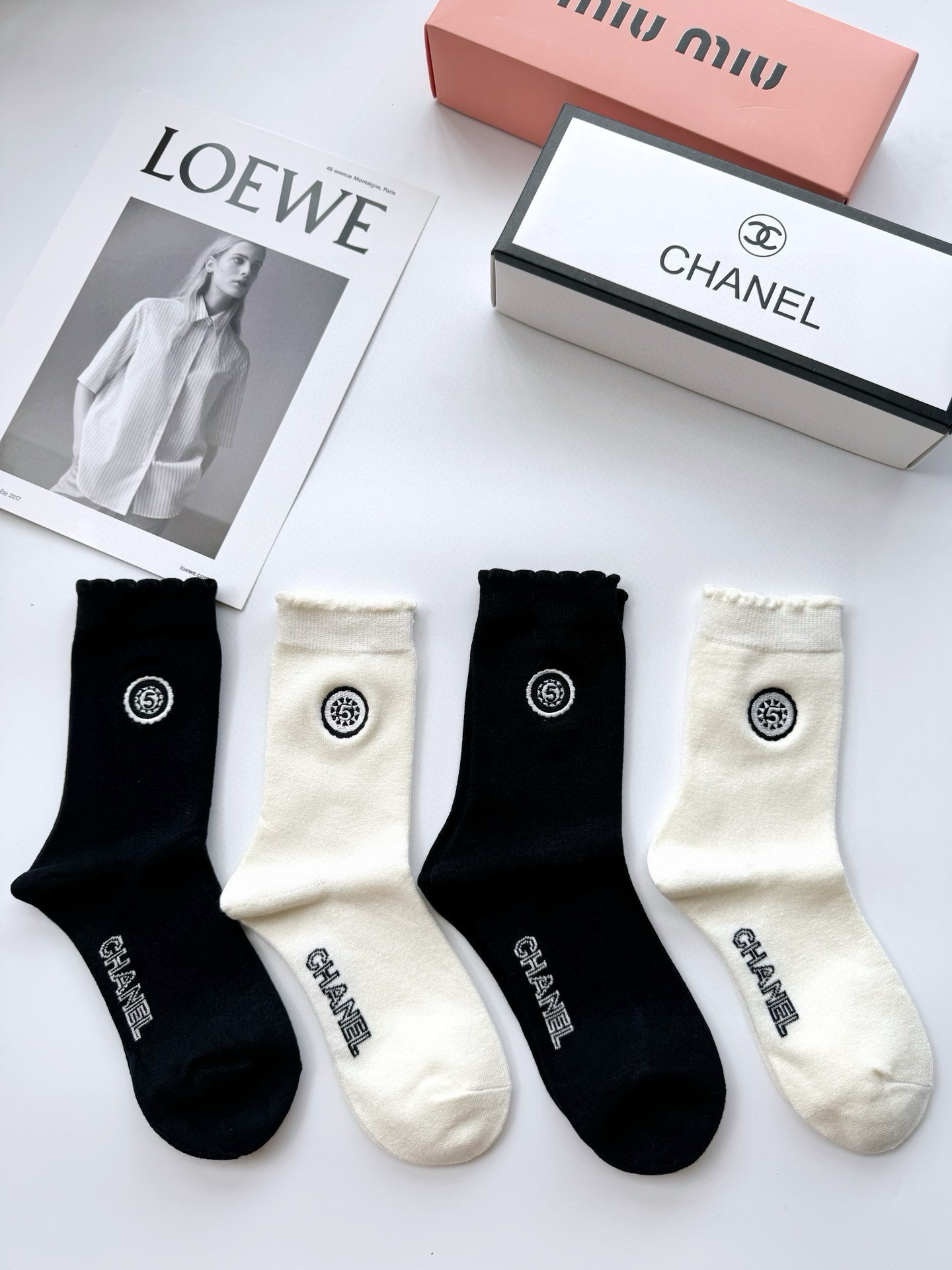  配包装
🌟【一盒4双】
🌟Chanel 香奈儿 经典字母 logo羊绒 中筒袜  ！超级软糯亲肤！
🌟