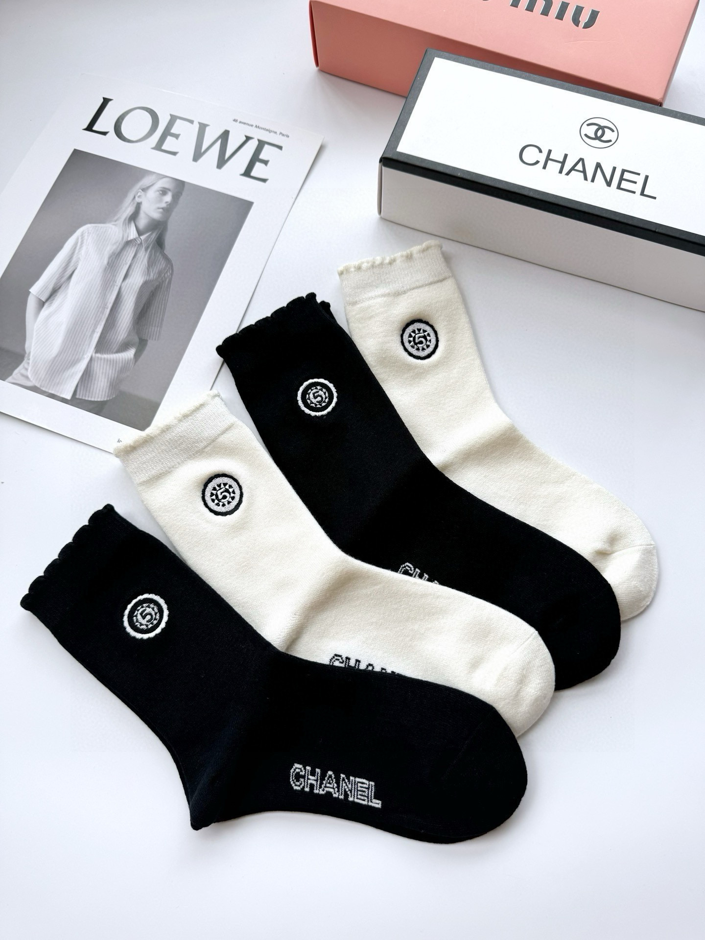  配包装
🌟【一盒4双】
🌟Chanel 香奈儿 经典字母 logo羊绒 中筒袜  ！超级软糯亲肤！
🌟
