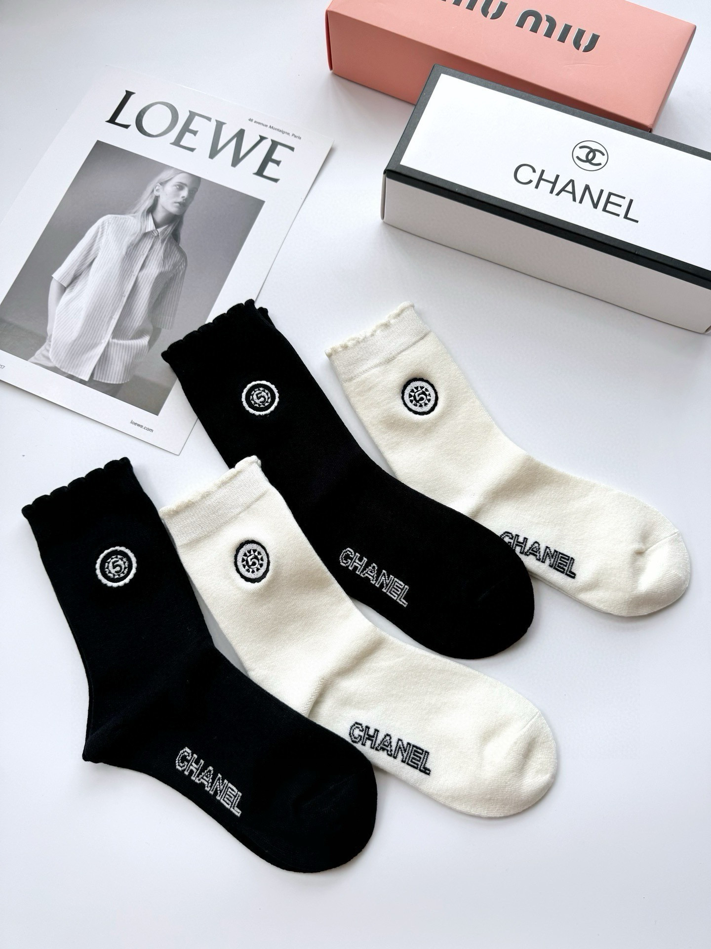  配包装
🌟【一盒4双】
🌟Chanel 香奈儿 经典字母 logo羊绒 中筒袜  ！超级软糯亲肤！
🌟
