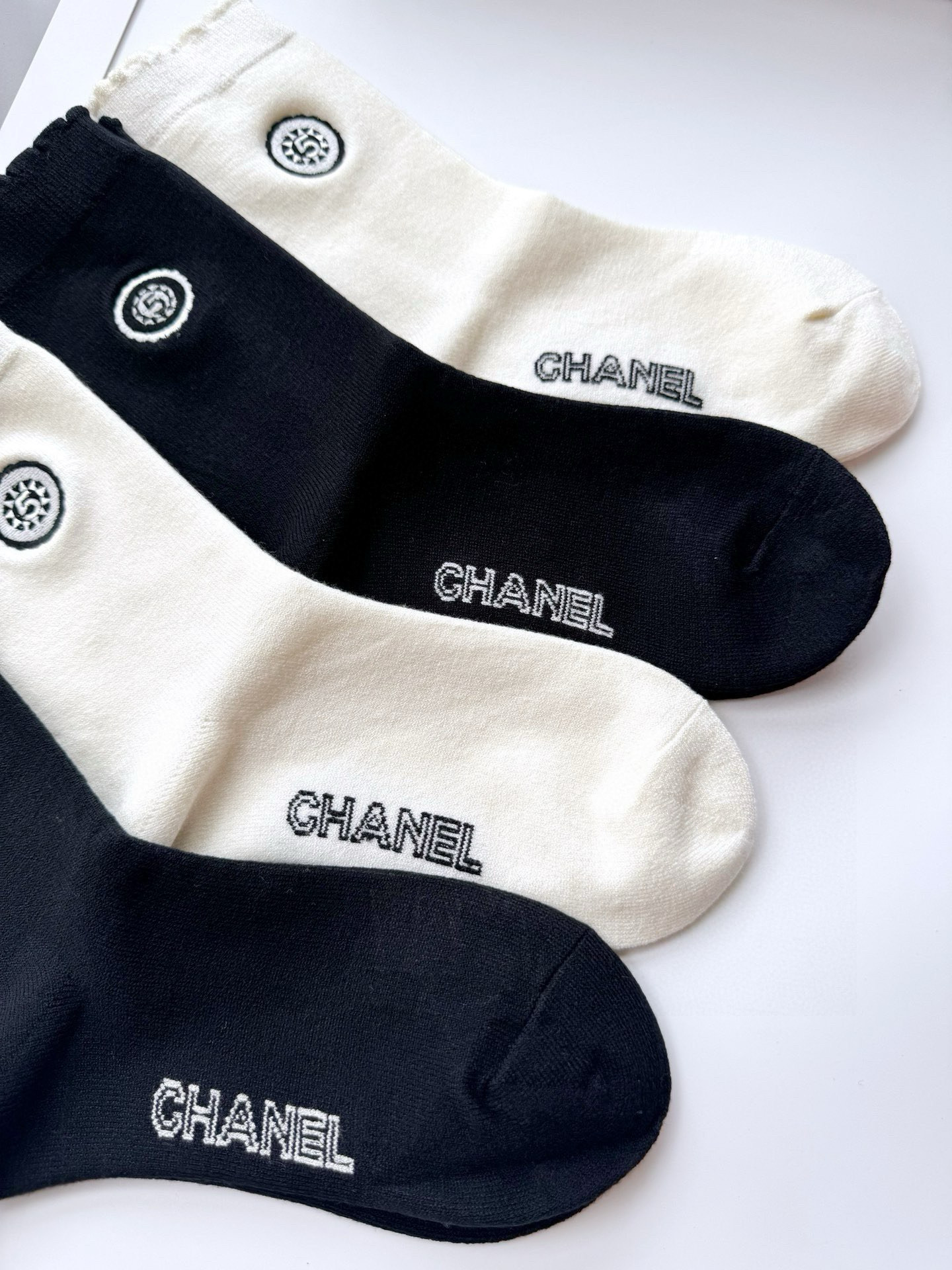  配包装
🌟【一盒4双】
🌟Chanel 香奈儿 经典字母 logo羊绒 中筒袜  ！超级软糯亲肤！
🌟