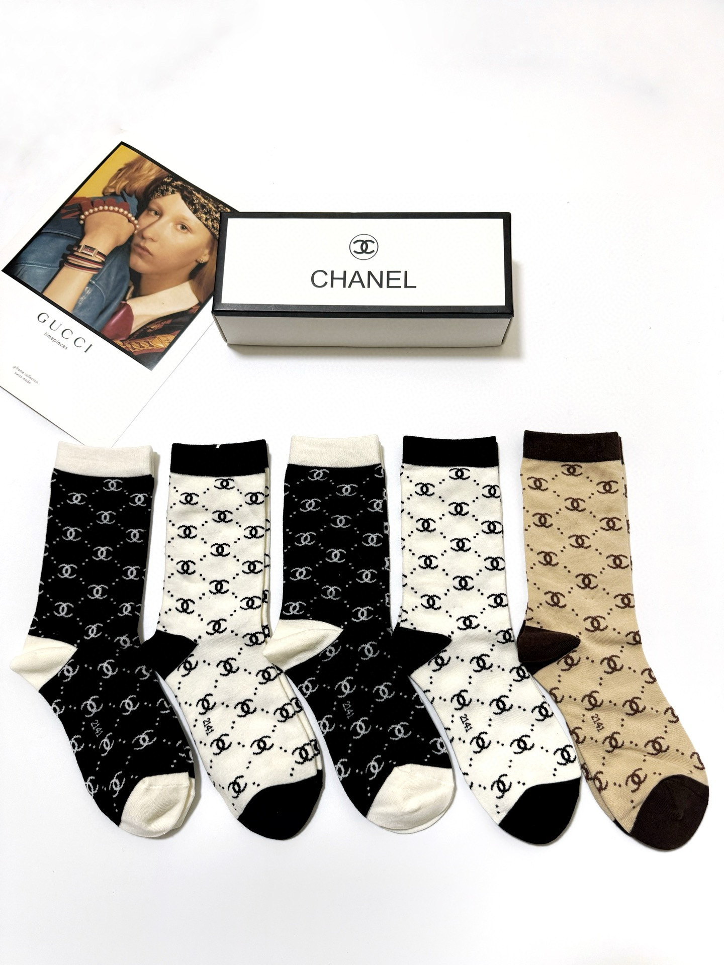  配包装
🌟【一盒5 双】
🌟Chanel 香奈儿 经典字母 logo纯棉 中筒袜  ！超级软糯亲肤！
