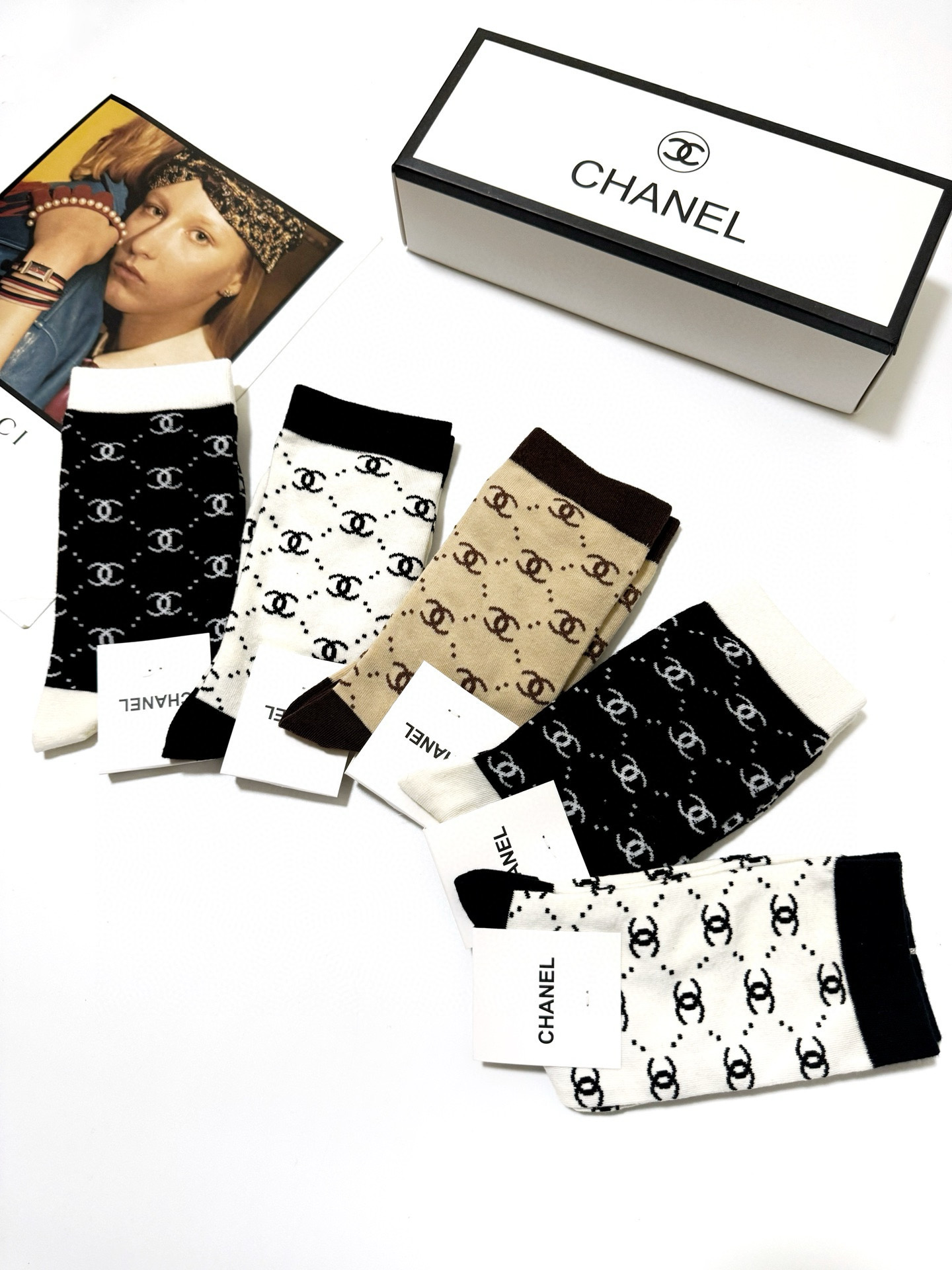  配包装
🌟【一盒5 双】
🌟Chanel 香奈儿 经典字母 logo纯棉 中筒袜  ！超级软糯亲肤！
