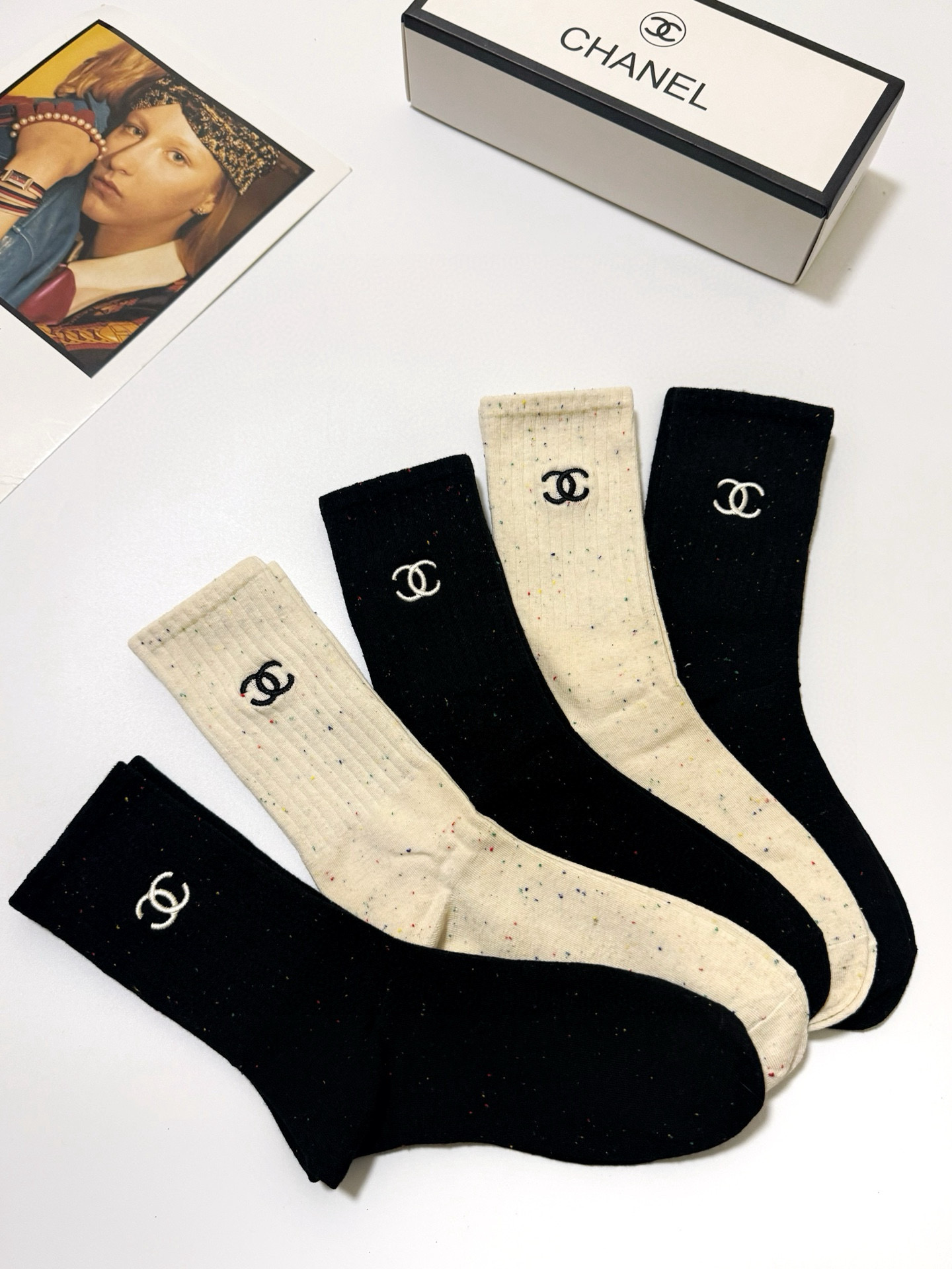  配包装
🌟【一盒5 双】
 🌟Chanel 香奈儿 经典字母刺绣logo 纯棉中筒袜   ，ins超火