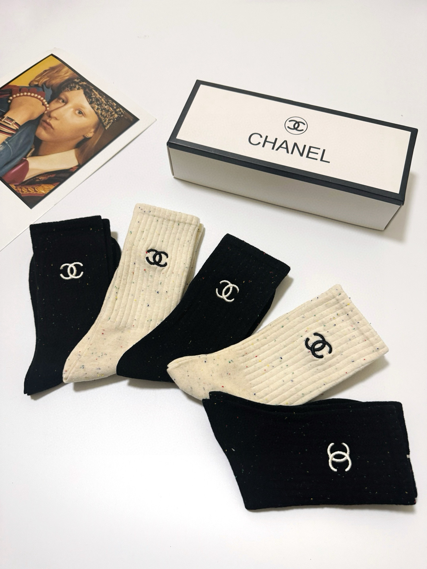  配包装
🌟【一盒5 双】
 🌟Chanel 香奈儿 经典字母刺绣logo 纯棉中筒袜   ，ins超火
