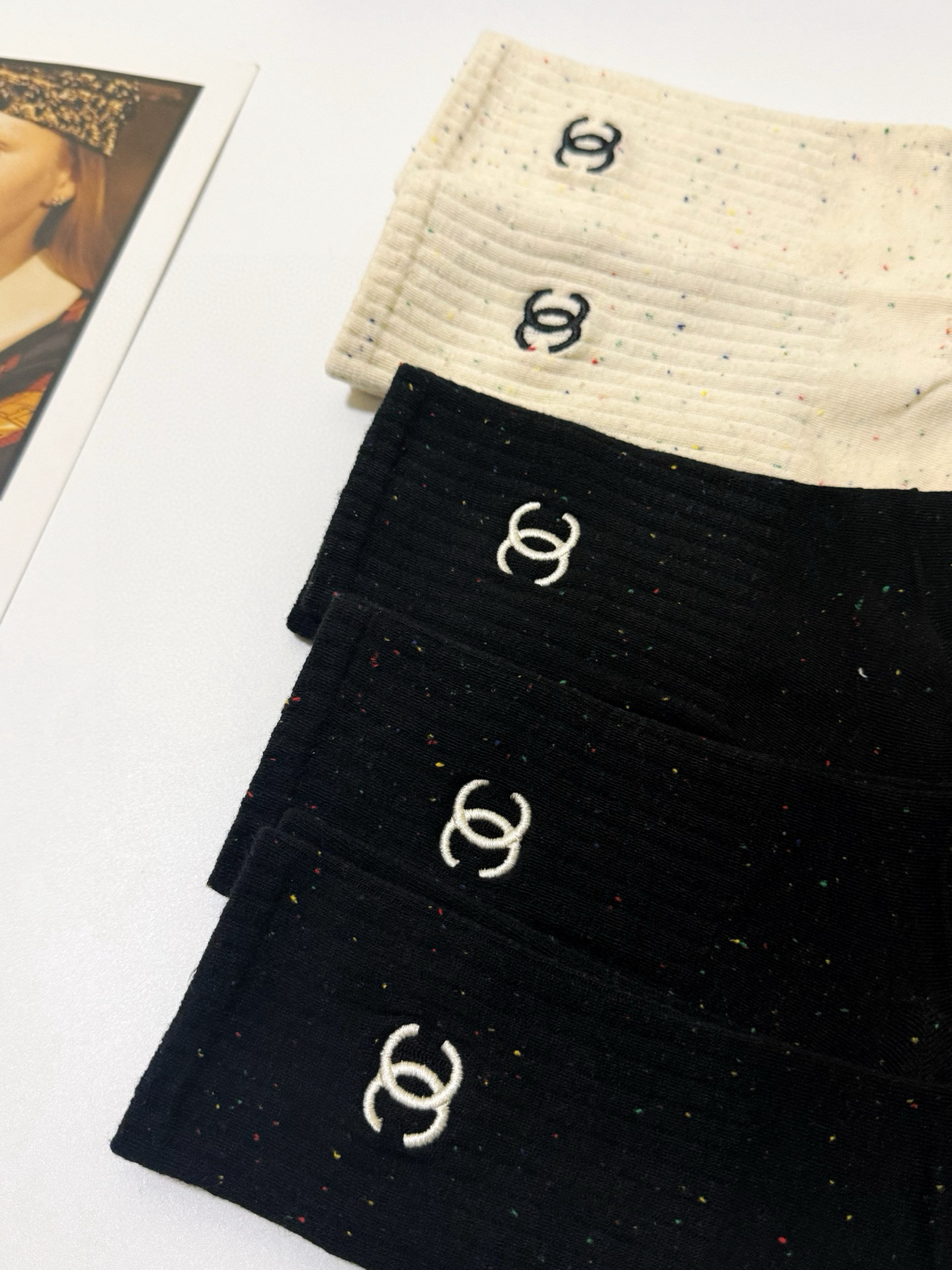  配包装
🌟【一盒5 双】
 🌟Chanel 香奈儿 经典字母刺绣logo 纯棉中筒袜   ，ins超火