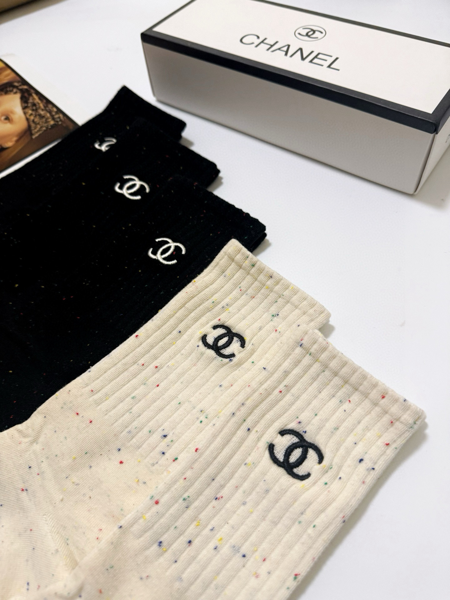  配包装
🌟【一盒5 双】
 🌟Chanel 香奈儿 经典字母刺绣logo 纯棉中筒袜   ，ins超火