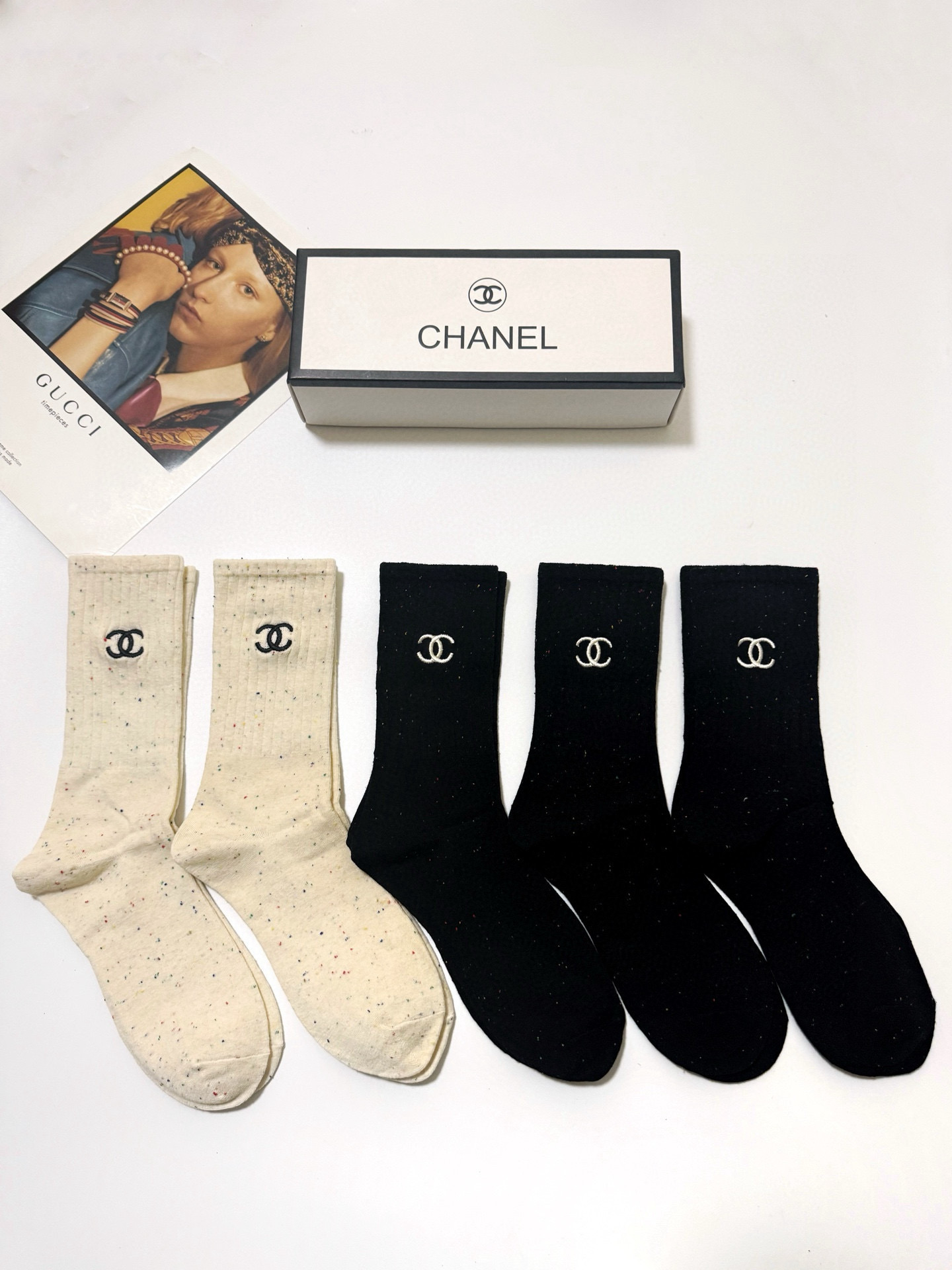  配包装
🌟【一盒5 双】
 🌟Chanel 香奈儿 经典字母刺绣logo 纯棉中筒袜   ，ins超火