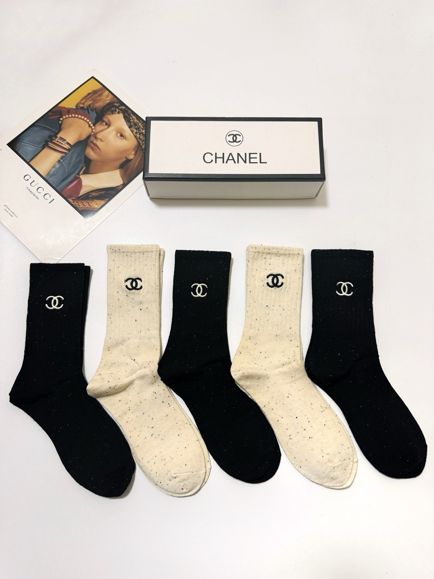  配包装
🌟【一盒5 双】
 🌟Chanel 香奈儿 经典字母刺绣logo 纯棉中筒袜   ，ins超火