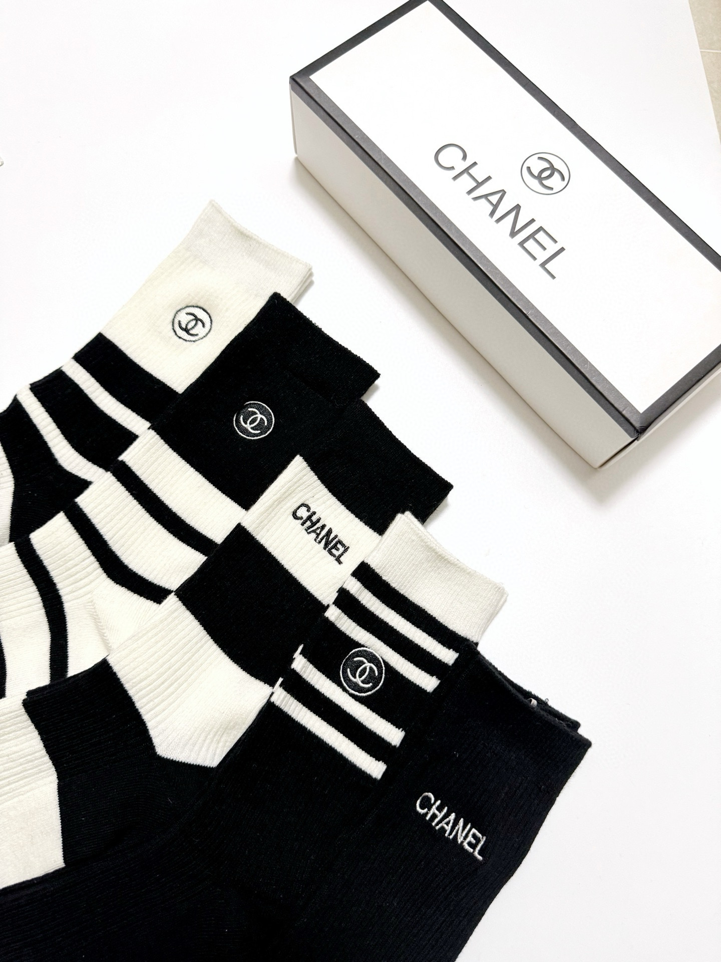  配包装
🌟【一盒5 双】
 🌟Chanel 香奈儿 经典字母刺绣logo 纯棉中筒袜   ，ins超火