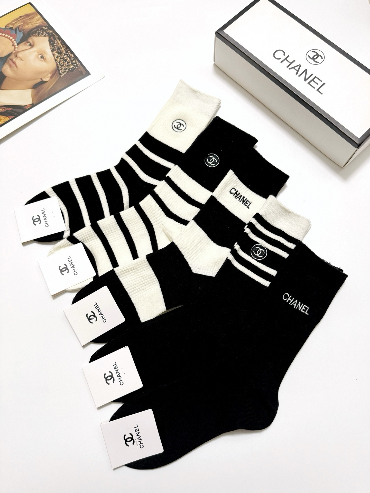  配包装
🌟【一盒5 双】
 🌟Chanel 香奈儿 经典字母刺绣logo 纯棉中筒袜   ，ins超火