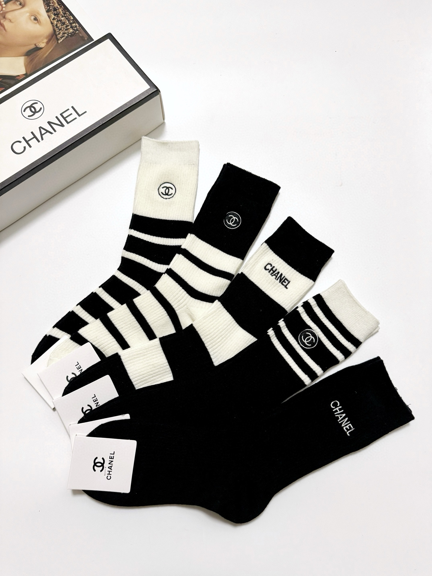  配包装
🌟【一盒5 双】
 🌟Chanel 香奈儿 经典字母刺绣logo 纯棉中筒袜   ，ins超火
