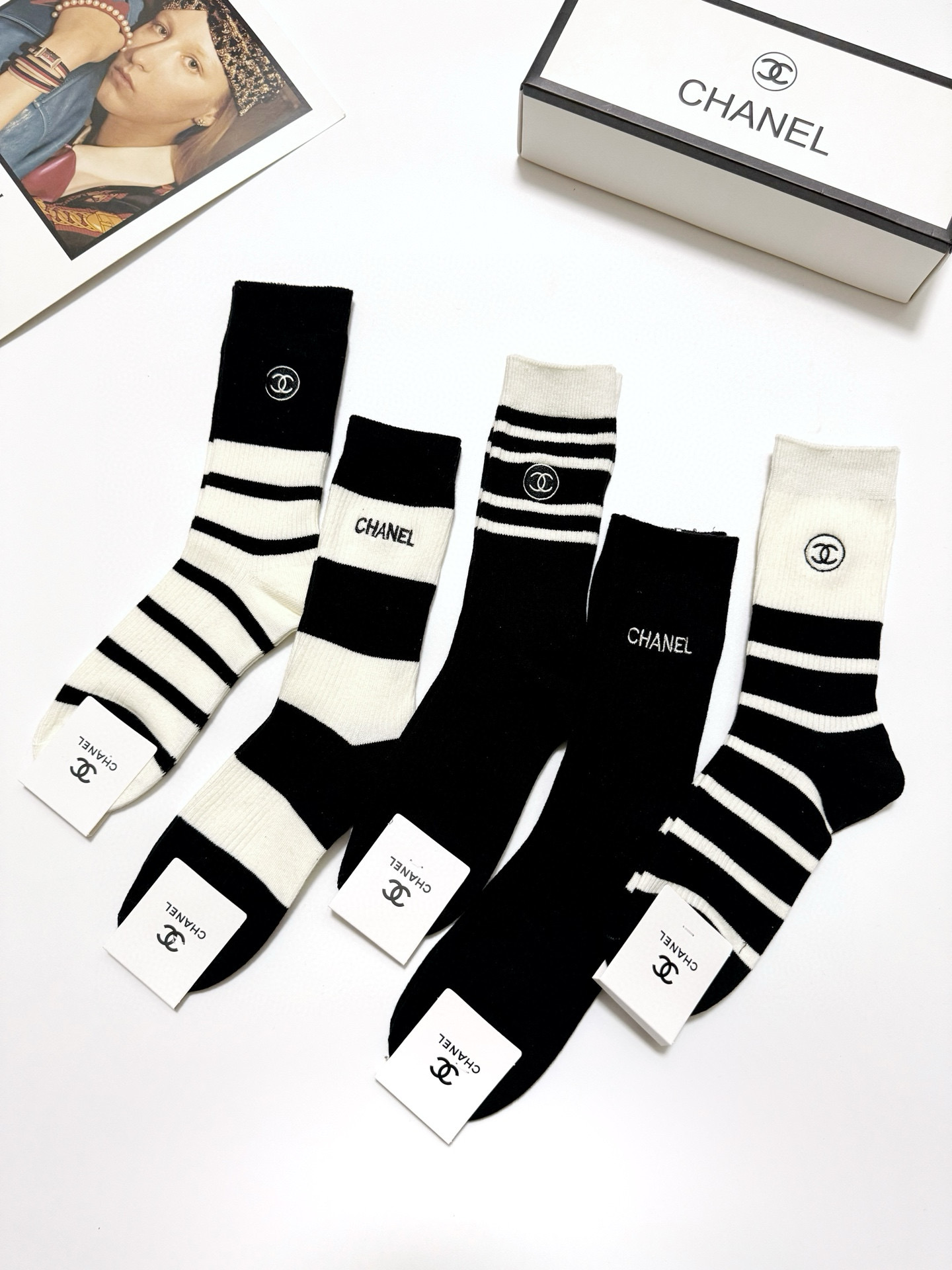  配包装
🌟【一盒5 双】
 🌟Chanel 香奈儿 经典字母刺绣logo 纯棉中筒袜   ，ins超火