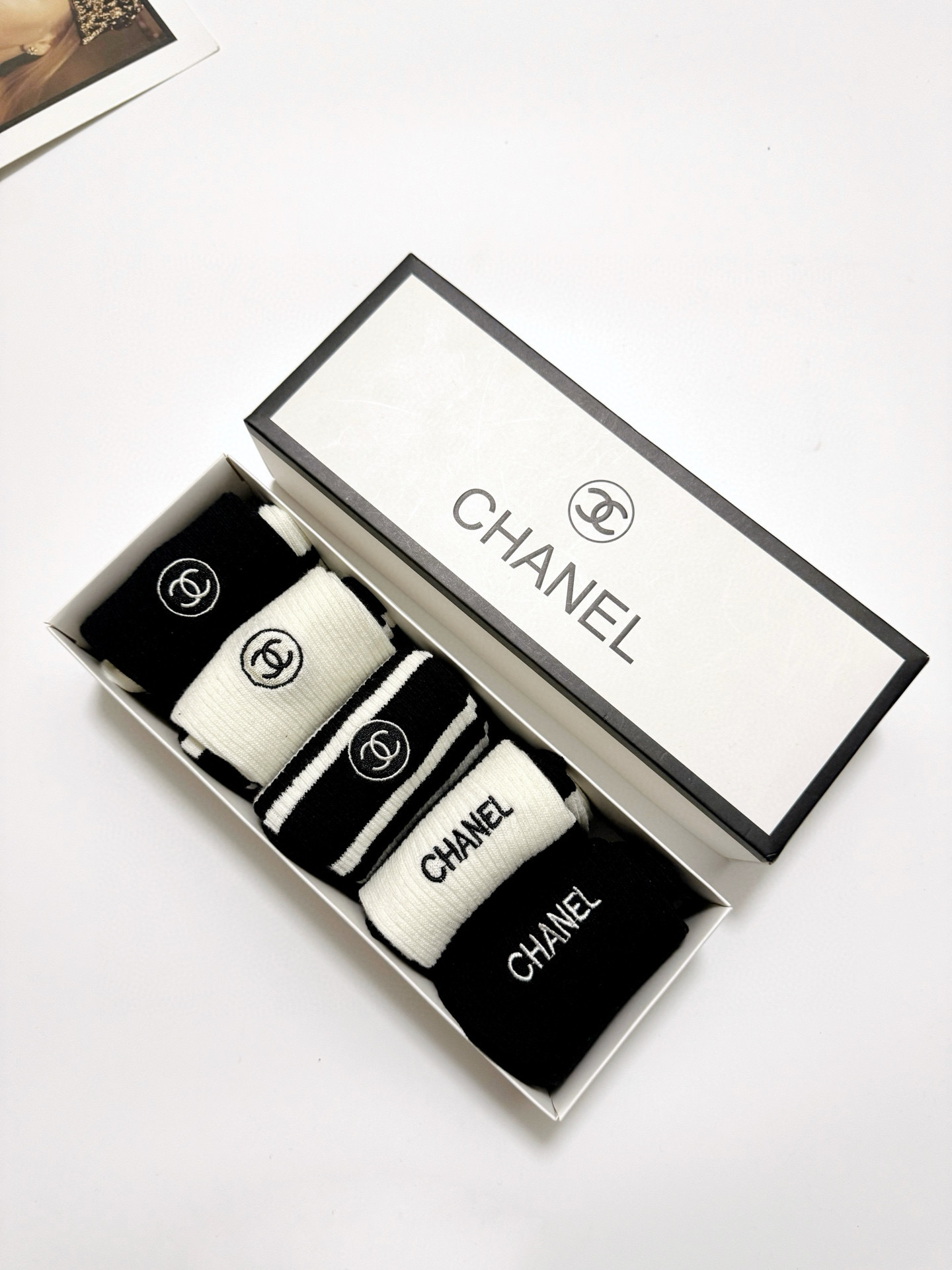  配包装
🌟【一盒5 双】
 🌟Chanel 香奈儿 经典字母刺绣logo 纯棉中筒袜   ，ins超火
