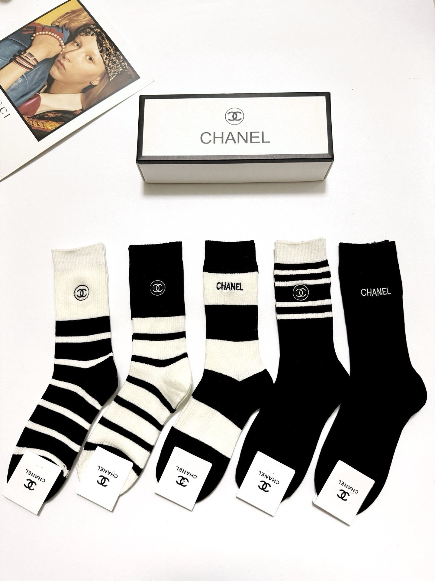  配包装
🌟【一盒5 双】
 🌟Chanel 香奈儿 经典字母刺绣logo 纯棉中筒袜   ，ins超火