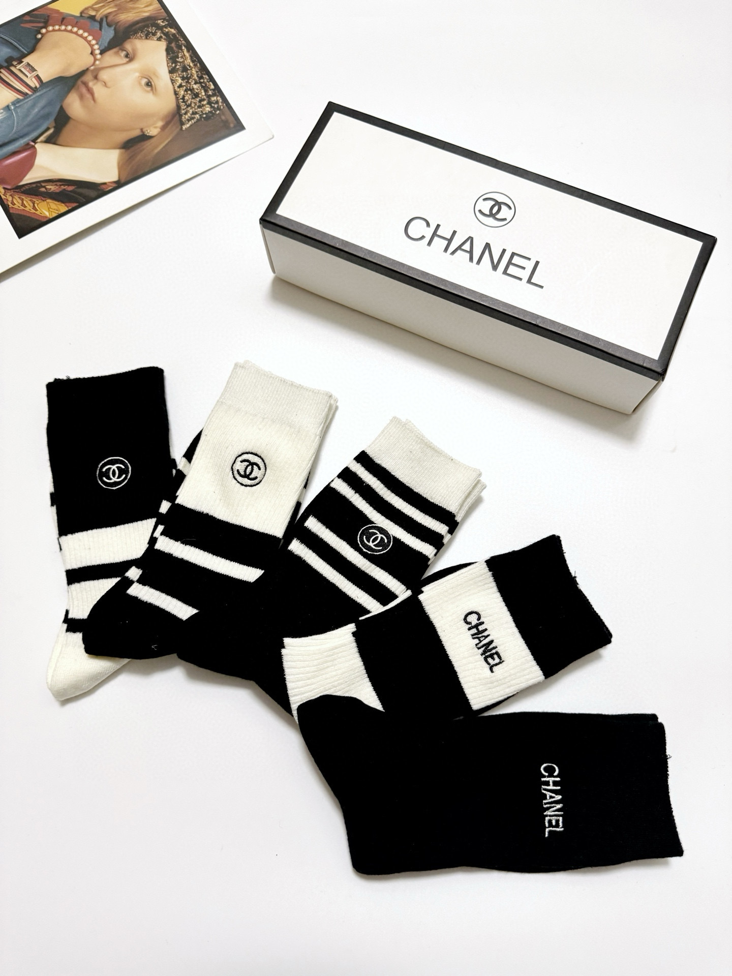  配包装
🌟【一盒5 双】
 🌟Chanel 香奈儿 经典字母刺绣logo 纯棉中筒袜   ，ins超火