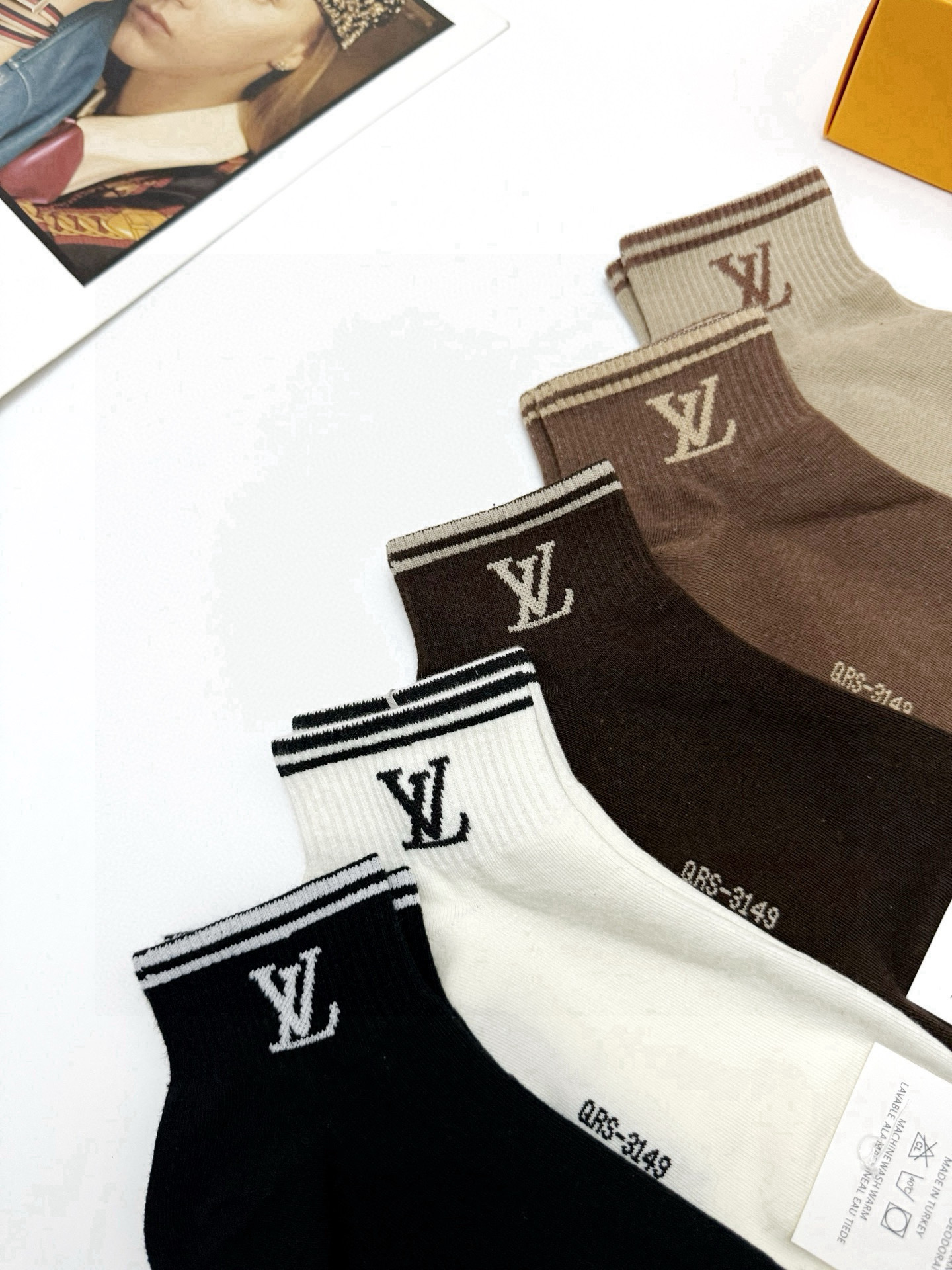  配包装
🌟【一盒5 双】
 🌟LV 路易威登 经典字母logo ins超火爆短袜，纯棉面料，潮人必备 