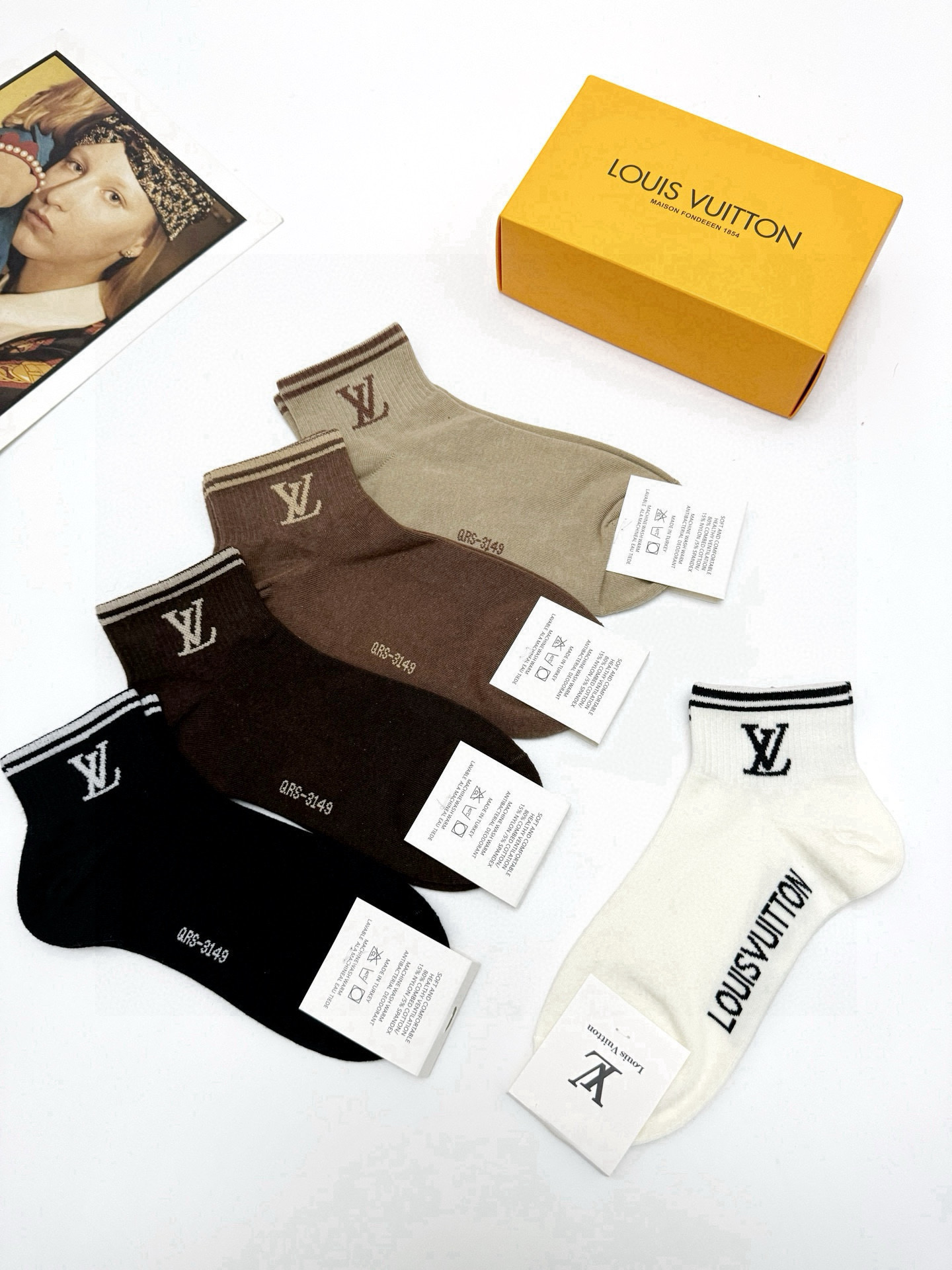  配包装
🌟【一盒5 双】
 🌟LV 路易威登 经典字母logo ins超火爆短袜，纯棉面料，潮人必备 