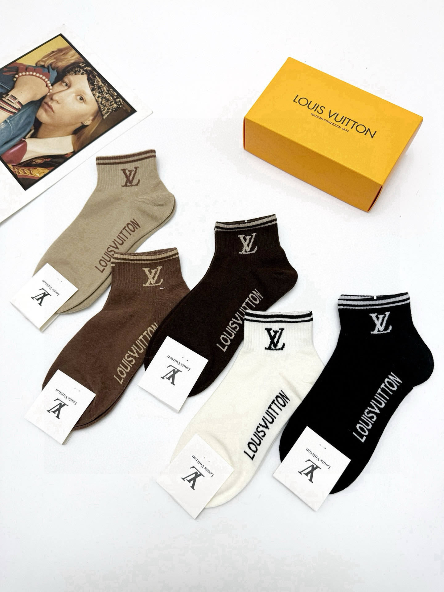  配包装
🌟【一盒5 双】
 🌟LV 路易威登 经典字母logo ins超火爆短袜，纯棉面料，潮人必备 