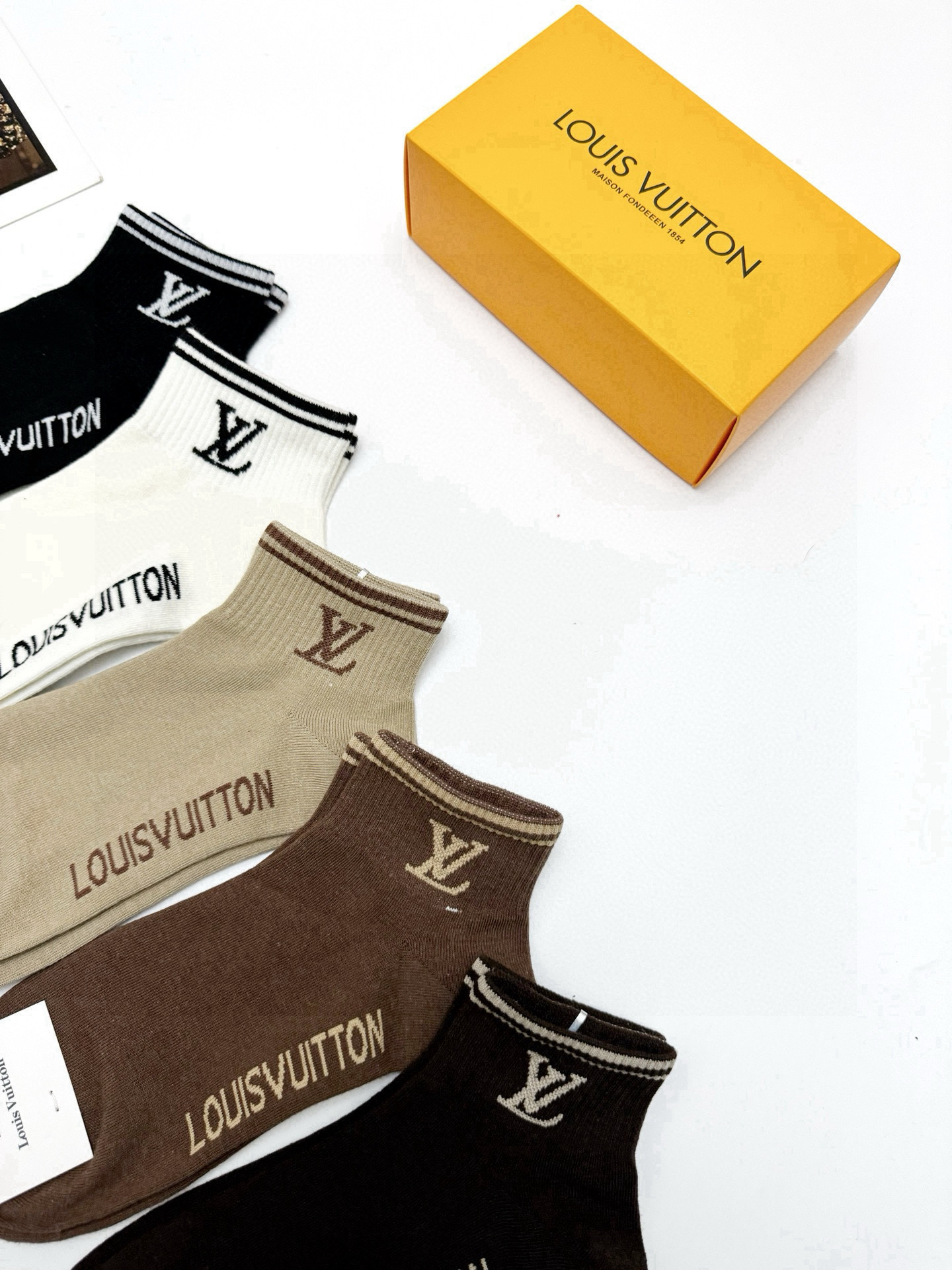  配包装
🌟【一盒5 双】
 🌟LV 路易威登 经典字母logo ins超火爆短袜，纯棉面料，潮人必备 