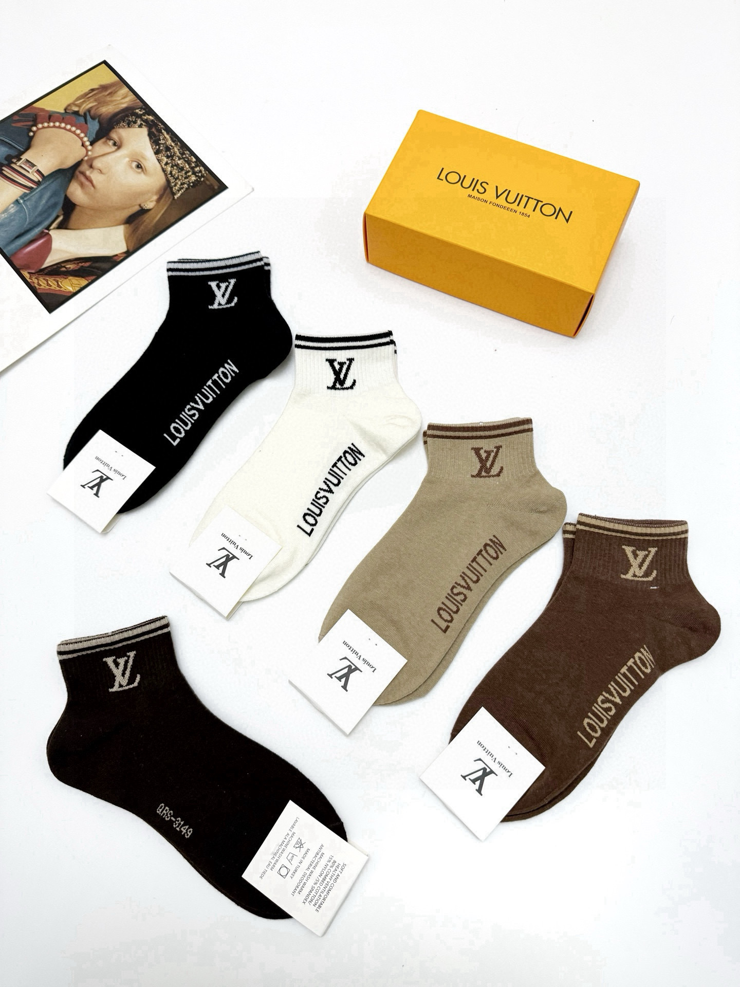  配包装
🌟【一盒5 双】
 🌟LV 路易威登 经典字母logo ins超火爆短袜，纯棉面料，潮人必备 