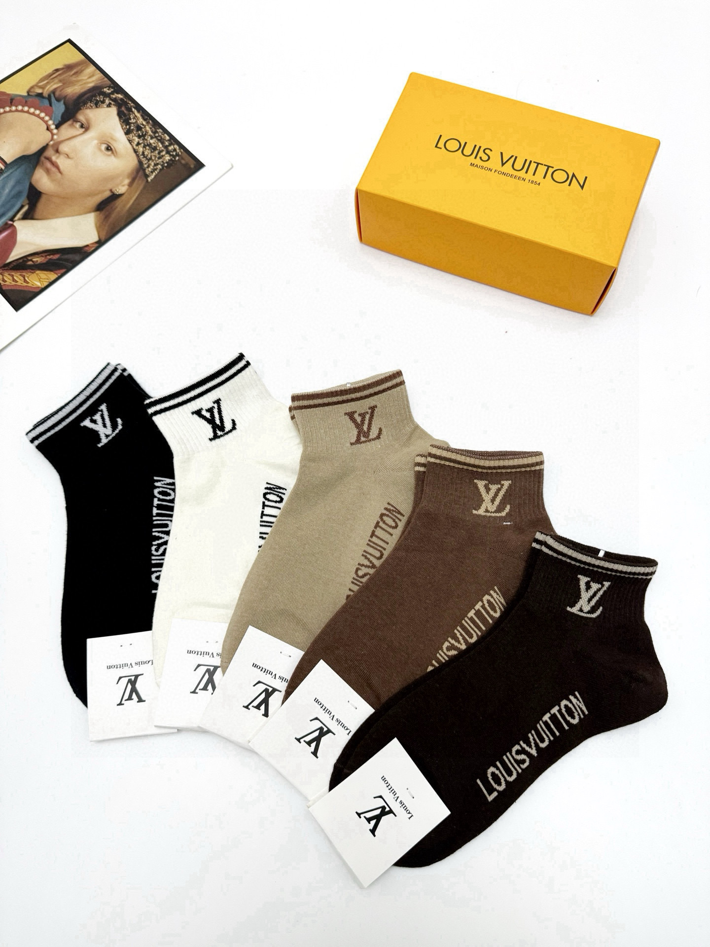  配包装
🌟【一盒5 双】
 🌟LV 路易威登 经典字母logo ins超火爆短袜，纯棉面料，潮人必备 