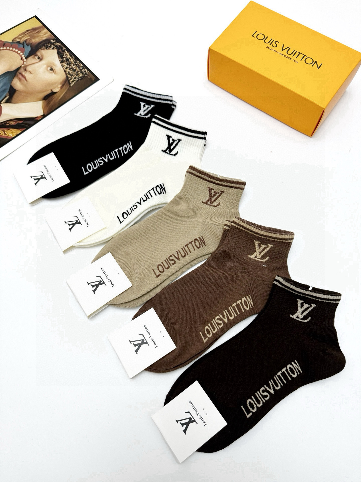  配包装
🌟【一盒5 双】
 🌟LV 路易威登 经典字母logo ins超火爆短袜，纯棉面料，潮人必备 