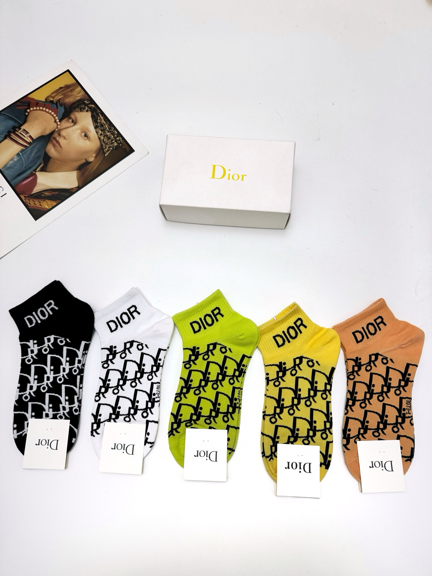  配包装
🌟【一盒5 双】
 🌟Dior 迪奥 经典字母logo 纯棉短袜   ，ins超火爆短袜，纯棉