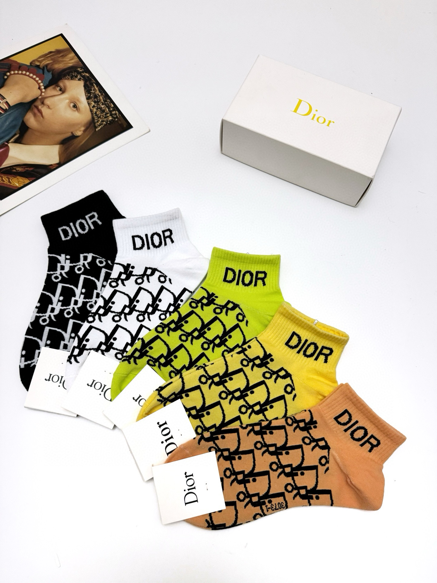  配包装
🌟【一盒5 双】
 🌟Dior 迪奥 经典字母logo 纯棉短袜   ，ins超火爆短袜，纯棉