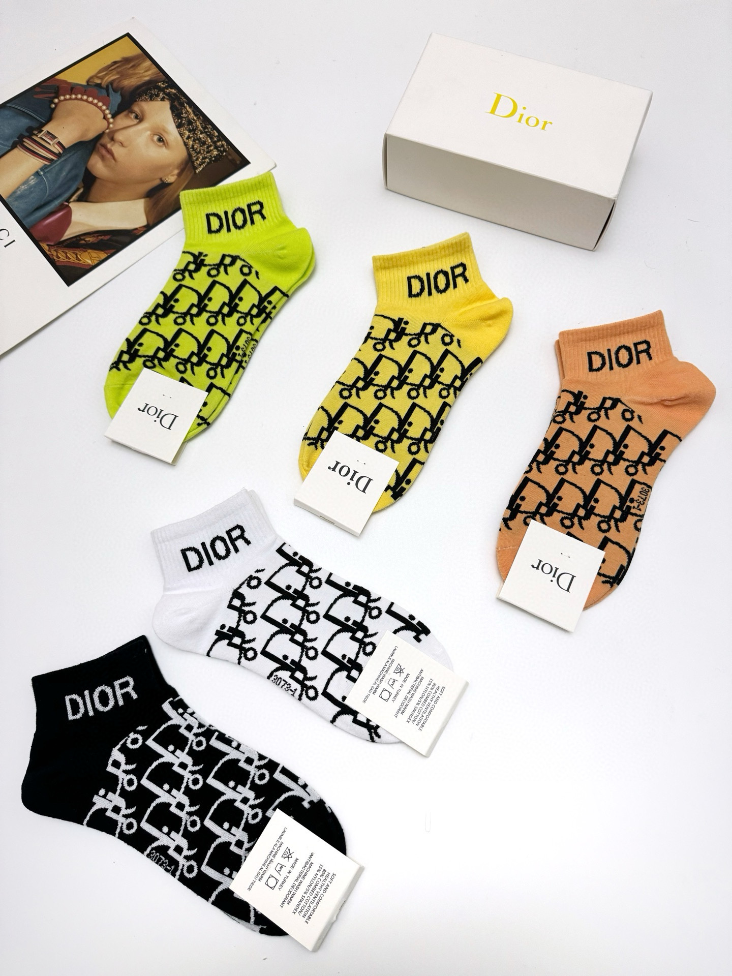  配包装
🌟【一盒5 双】
 🌟Dior 迪奥 经典字母logo 纯棉短袜   ，ins超火爆短袜，纯棉