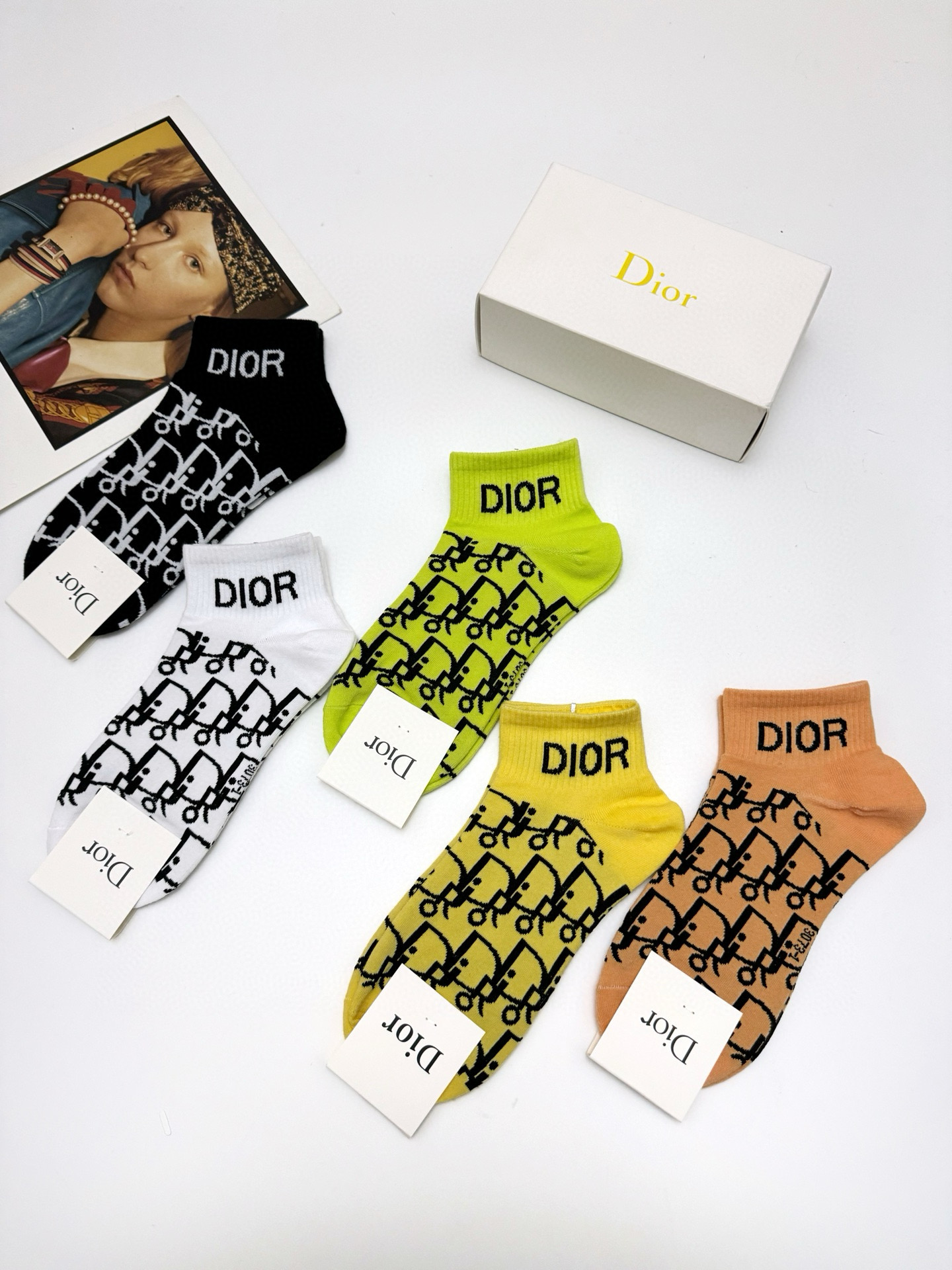  配包装
🌟【一盒5 双】
 🌟Dior 迪奥 经典字母logo 纯棉短袜   ，ins超火爆短袜，纯棉