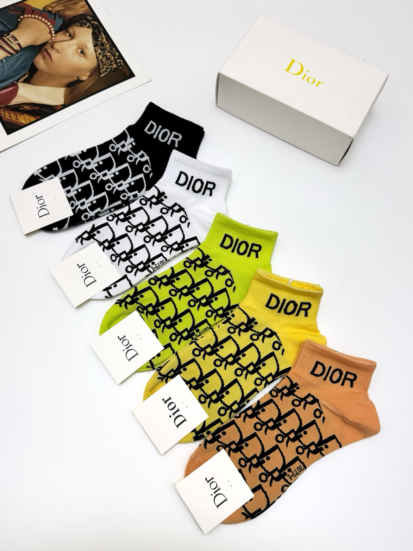  配包装
🌟【一盒5 双】
 🌟Dior 迪奥 经典字母logo 纯棉短袜   ，ins超火爆短袜，纯棉